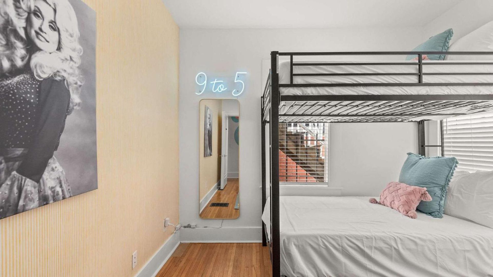 The Dolly House On Music Row - 4br - Sleeps 12 Holiday home Nashville