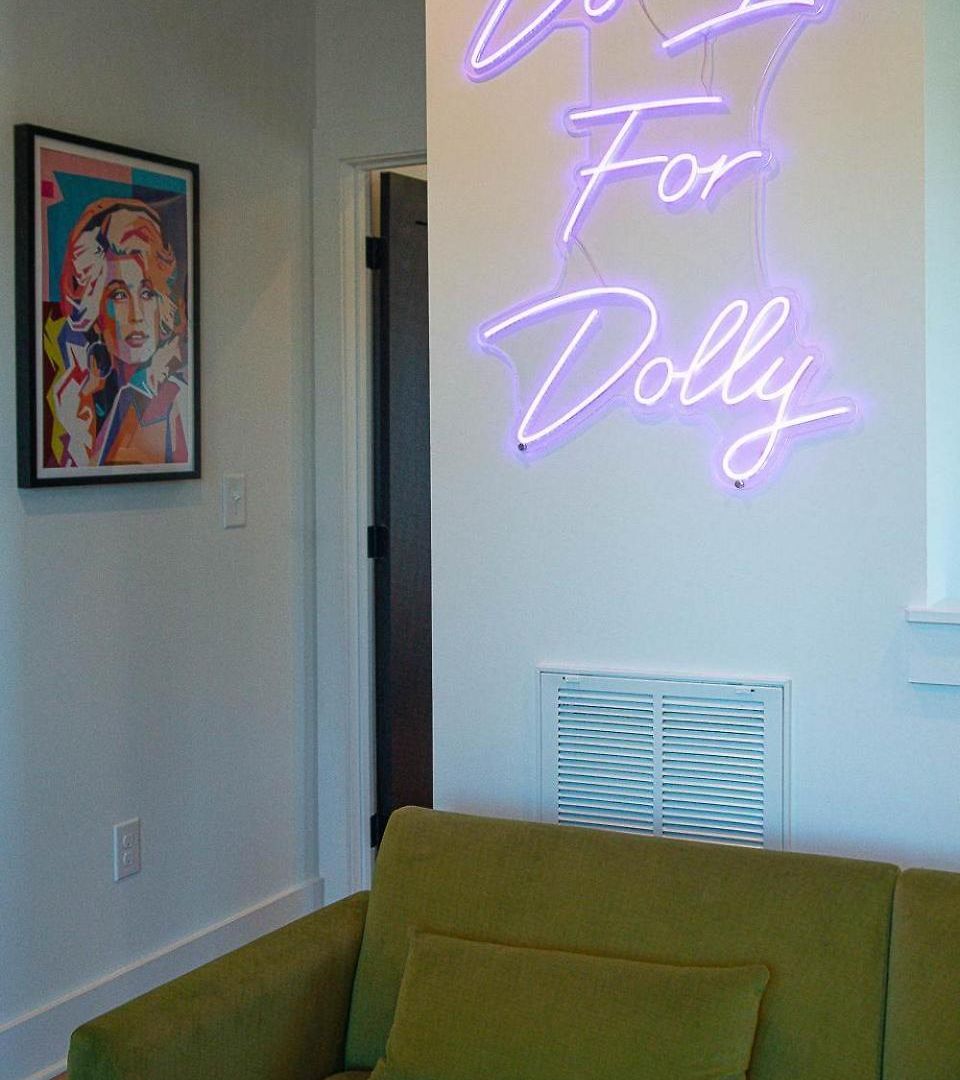 Holiday home Rooftop Lounge 2 Miles From Broadway *