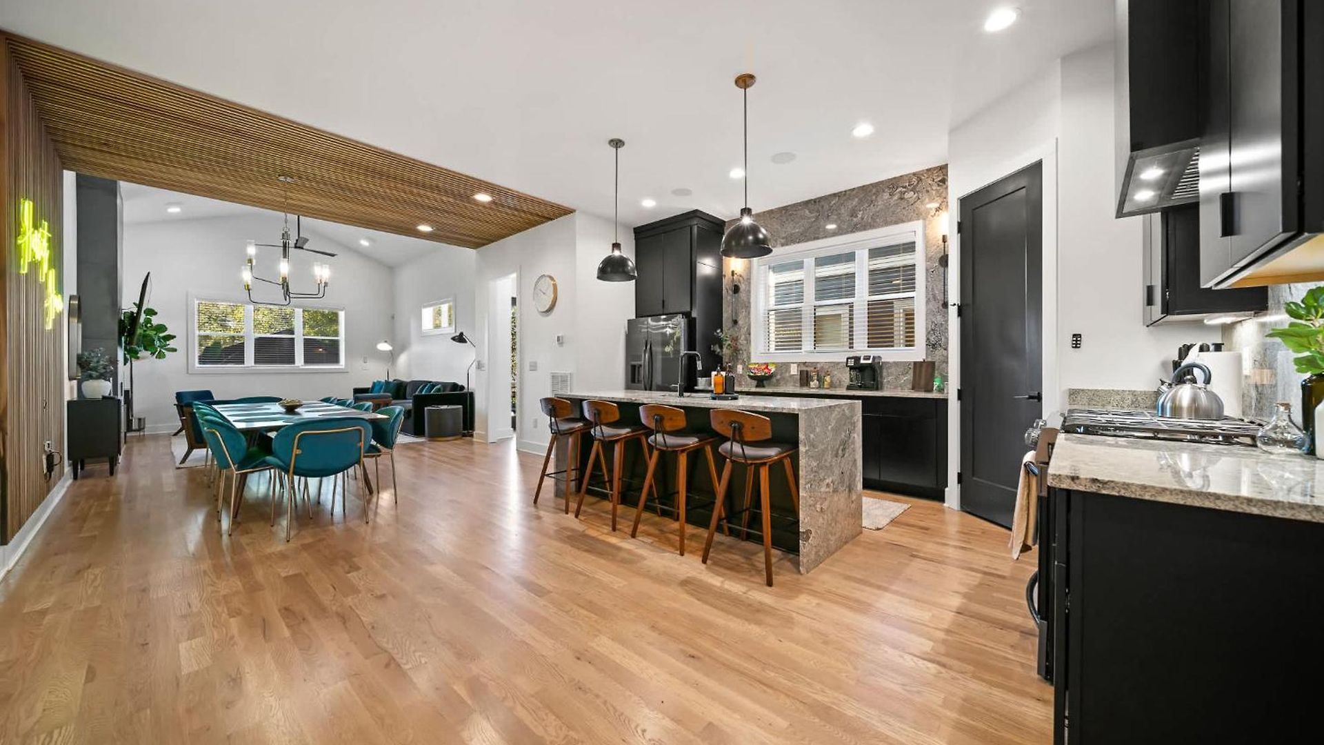 Holiday home Rooftop Lounge 2 Miles From Broadway