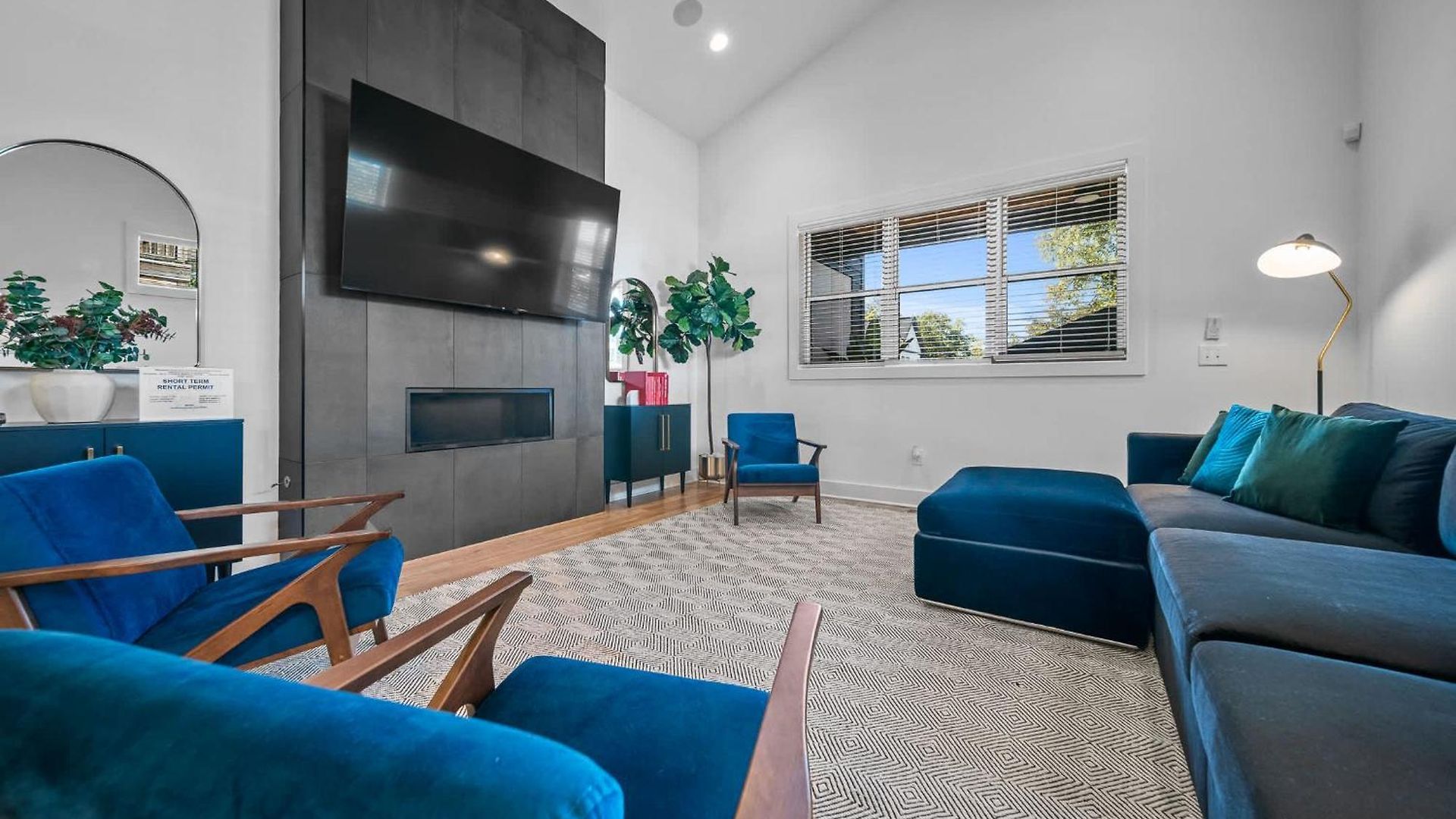Holiday home Rooftop Lounge 2 Miles From Broadway