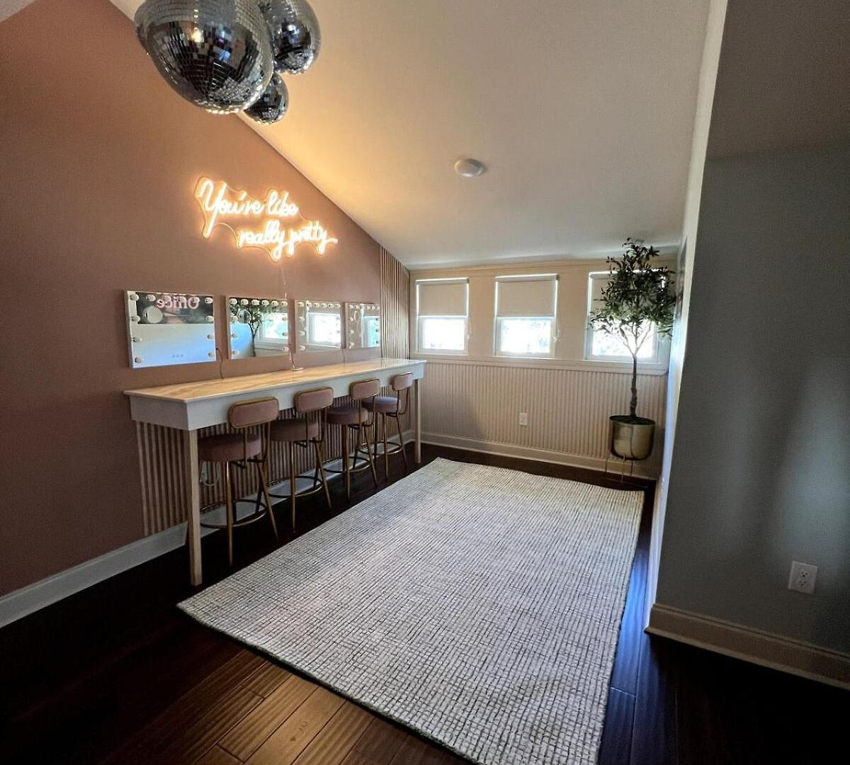 4 Bedroom House With Hot Tub And Backyard Close To Downtown