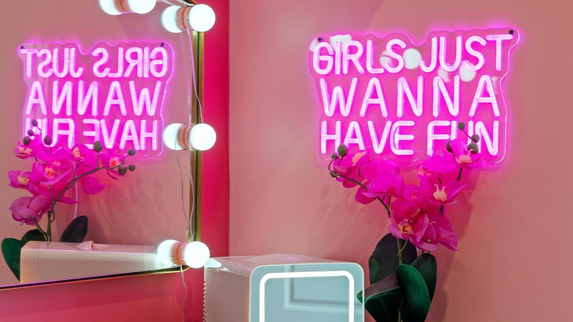 Pink Honky-tonk Karaoke Stage, Pink Glam & Bar Apartment
