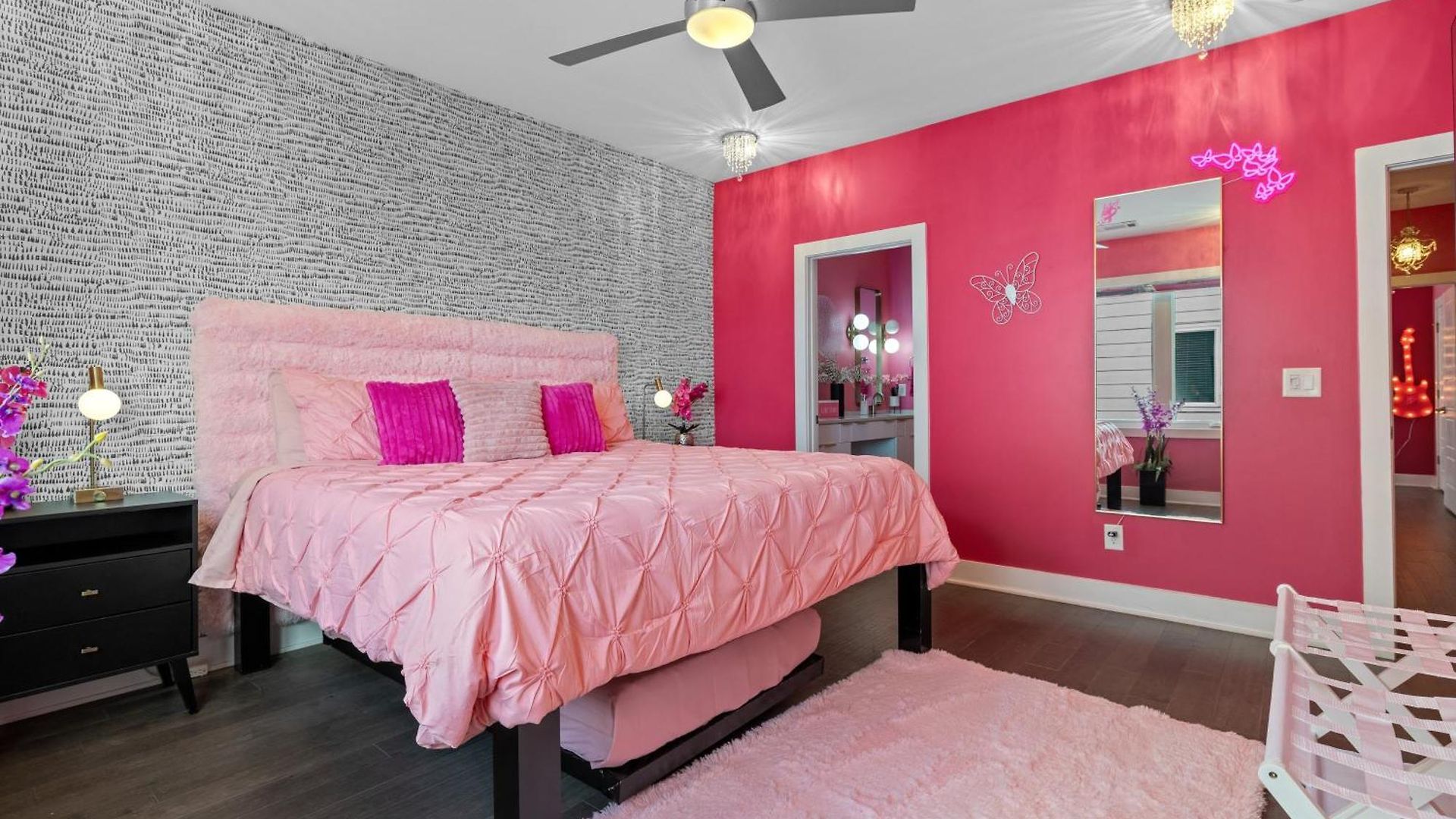 Pink Honky-tonk Karaoke Stage, Pink Glam & Bar Apartment