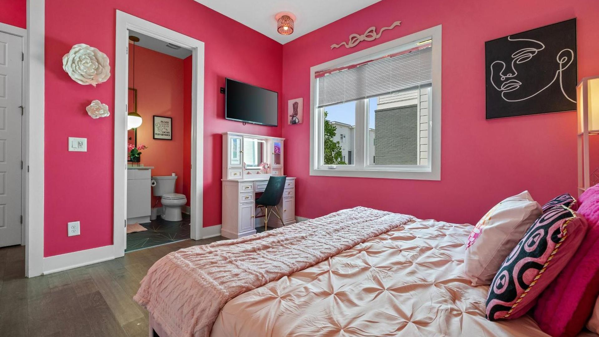 Pink Honky-tonk Karaoke Stage, Pink Glam & Bar Apartment *