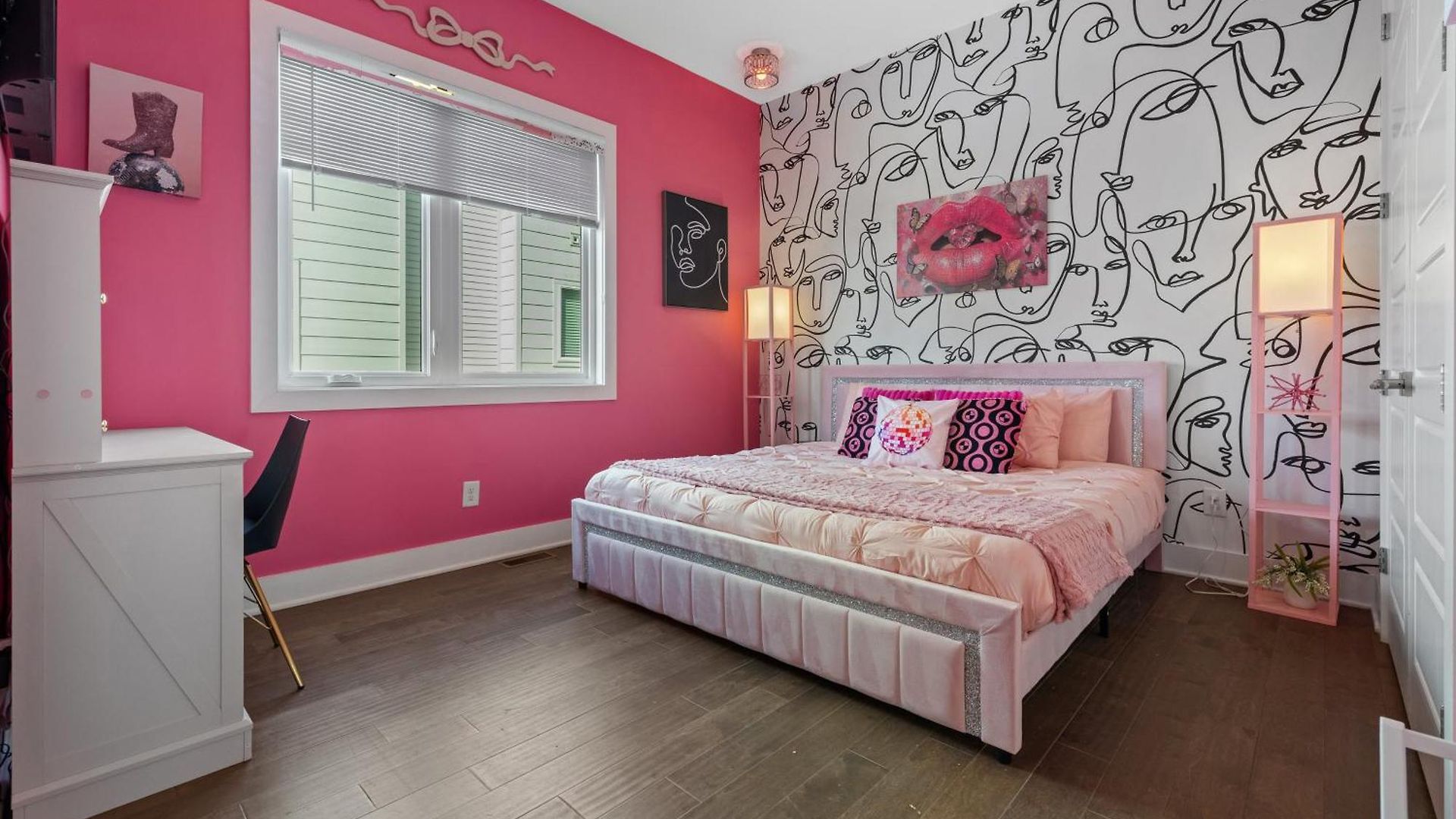 Pink Honky-tonk Karaoke Stage, Pink Glam & Bar Apartment Nashville