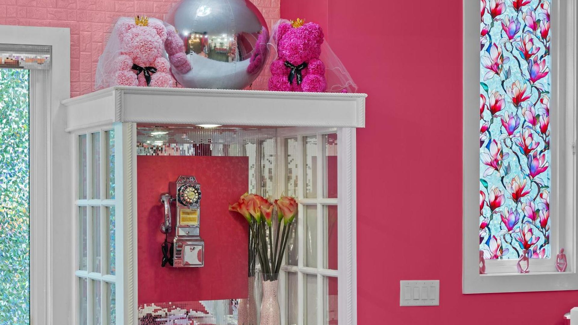 Pink Honky-tonk Karaoke Stage, Pink Glam & Bar *