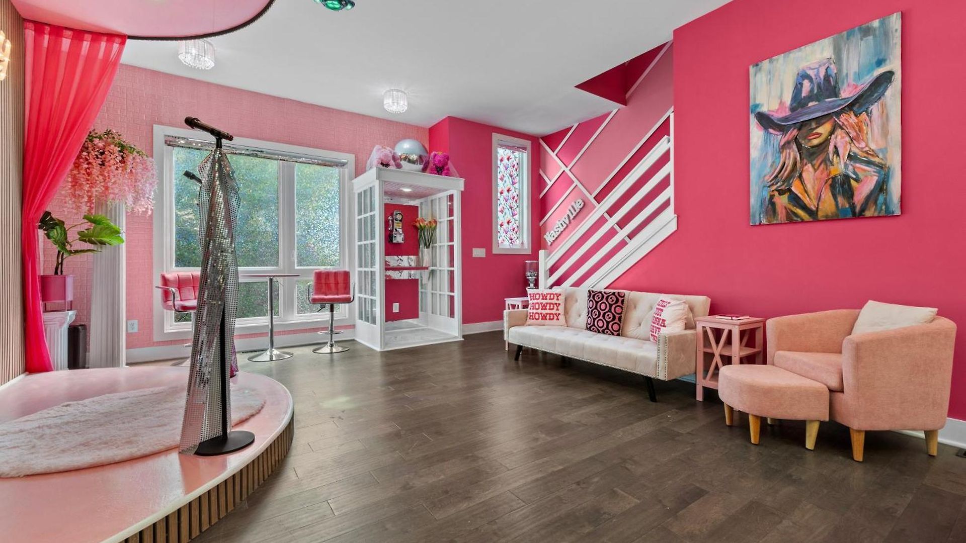 Pink Honky-tonk Karaoke Stage, Pink Glam & Bar