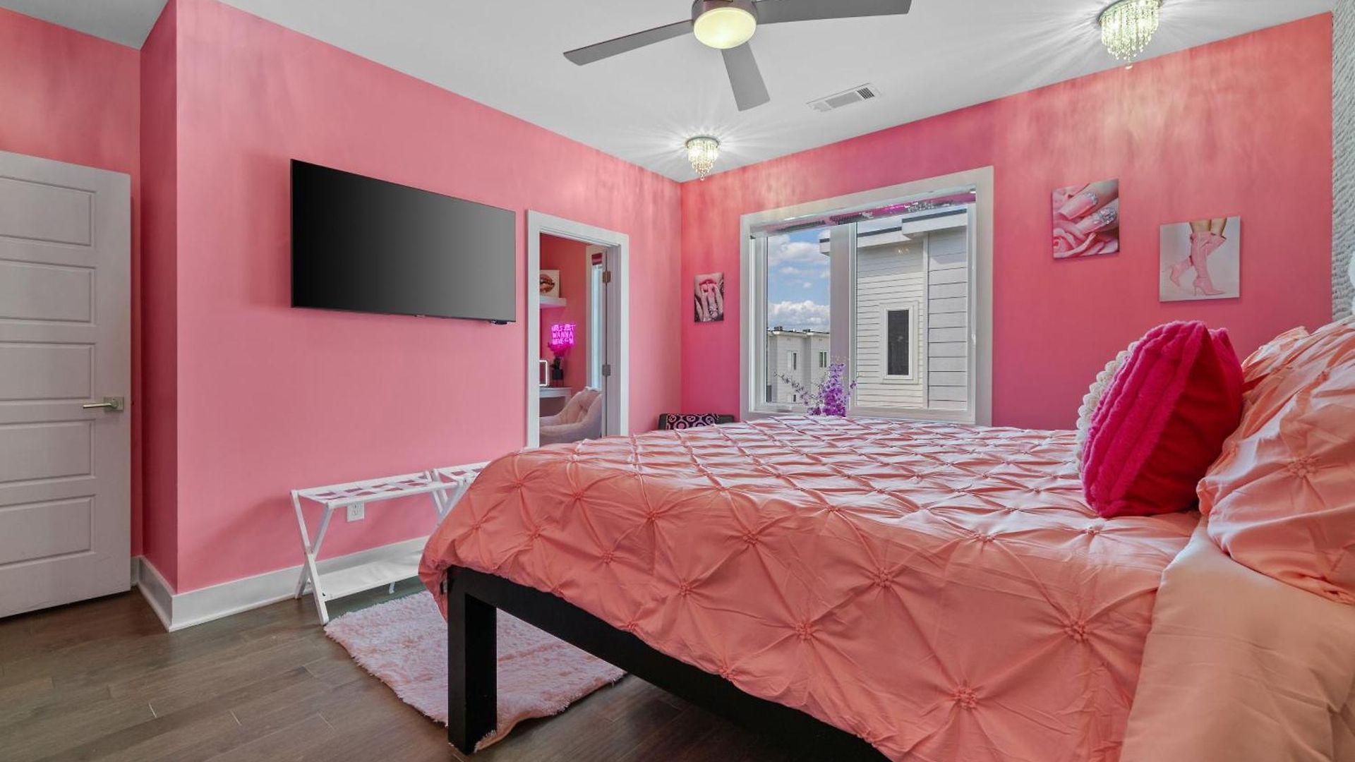 Pink Honky-tonk Karaoke Stage, Pink Glam & Bar Apartment