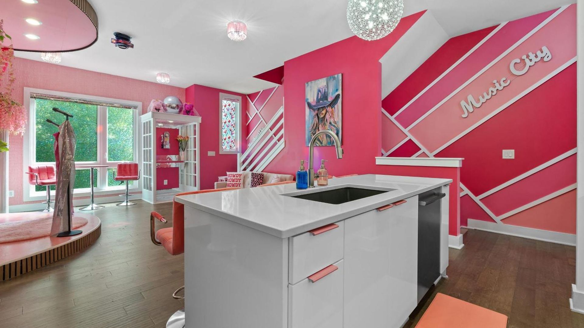 Pink Honky-tonk Karaoke Stage, Pink Glam & Bar Apartment *