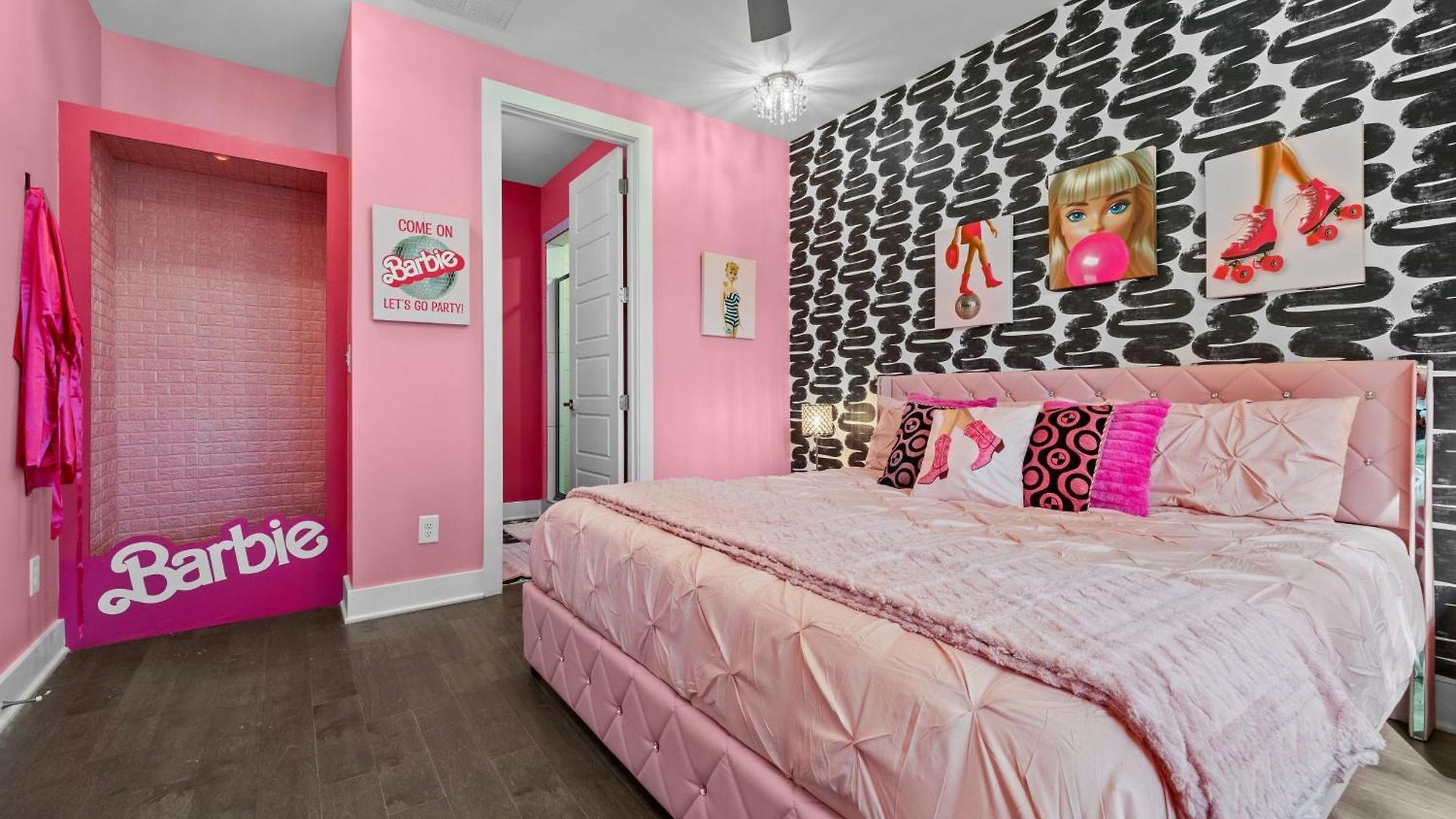 Pink Honky-tonk Karaoke Stage, Pink Glam & Bar *
