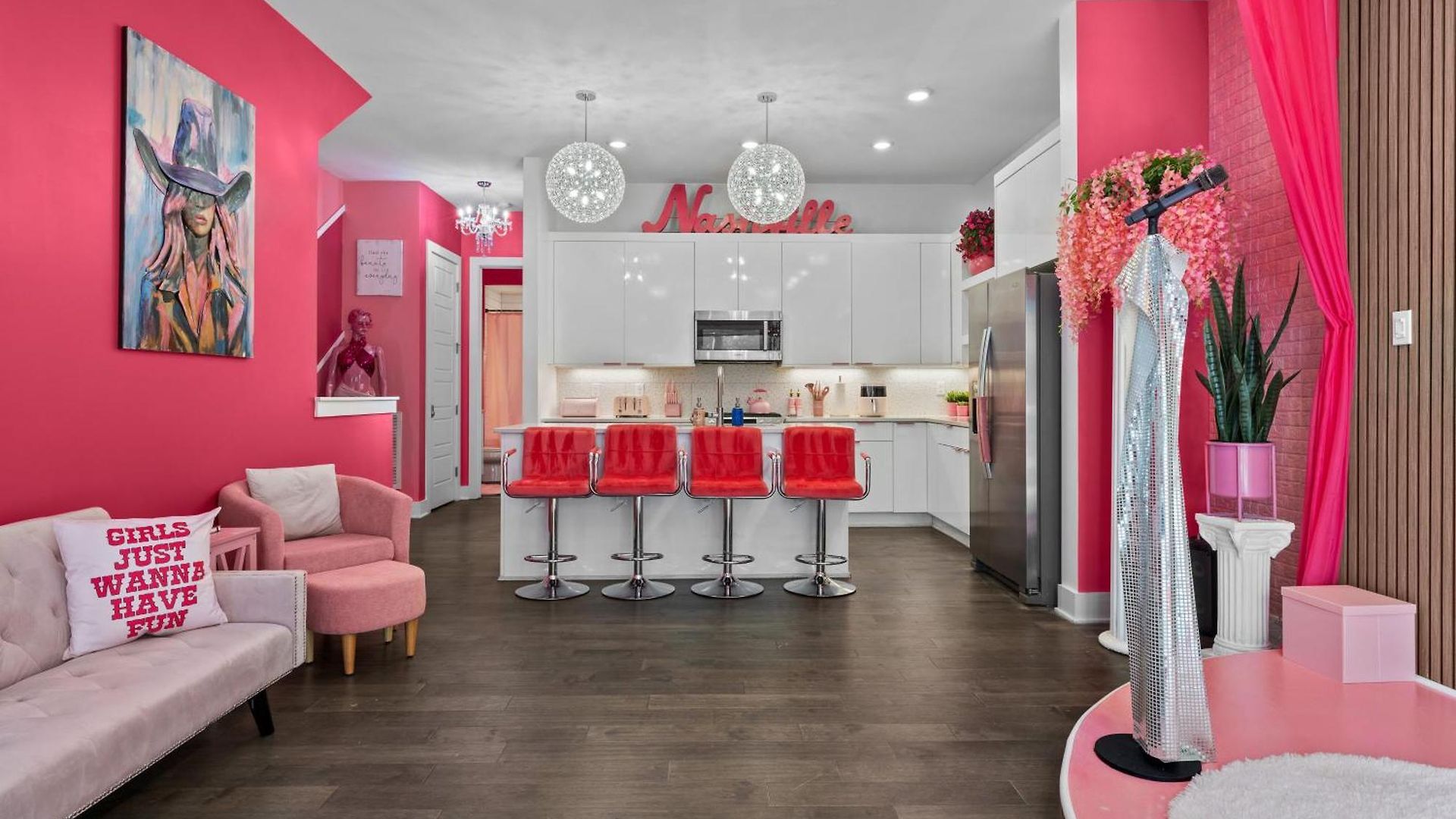 Pink Honky-tonk Karaoke Stage, Pink Glam & Bar Nashville