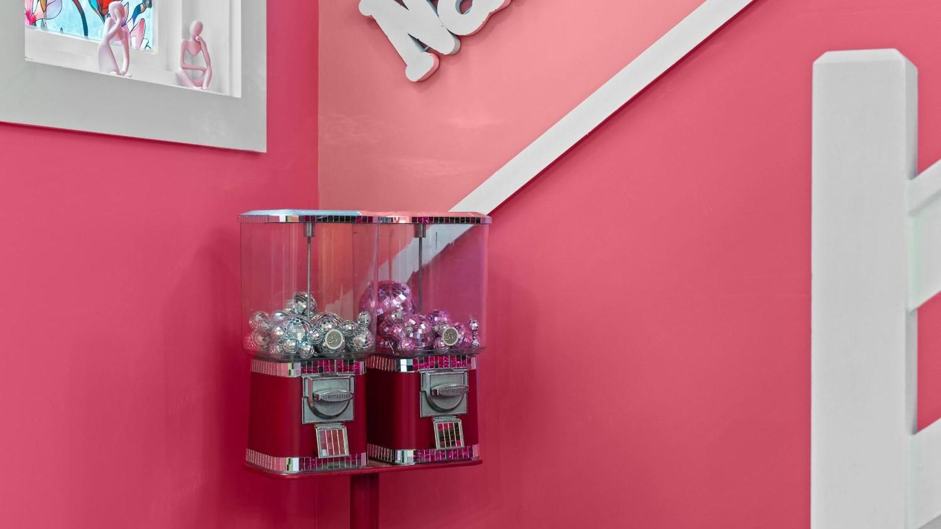 Apartment Pink Honky-tonk Karaoke Stage, Pink Glam & Bar
