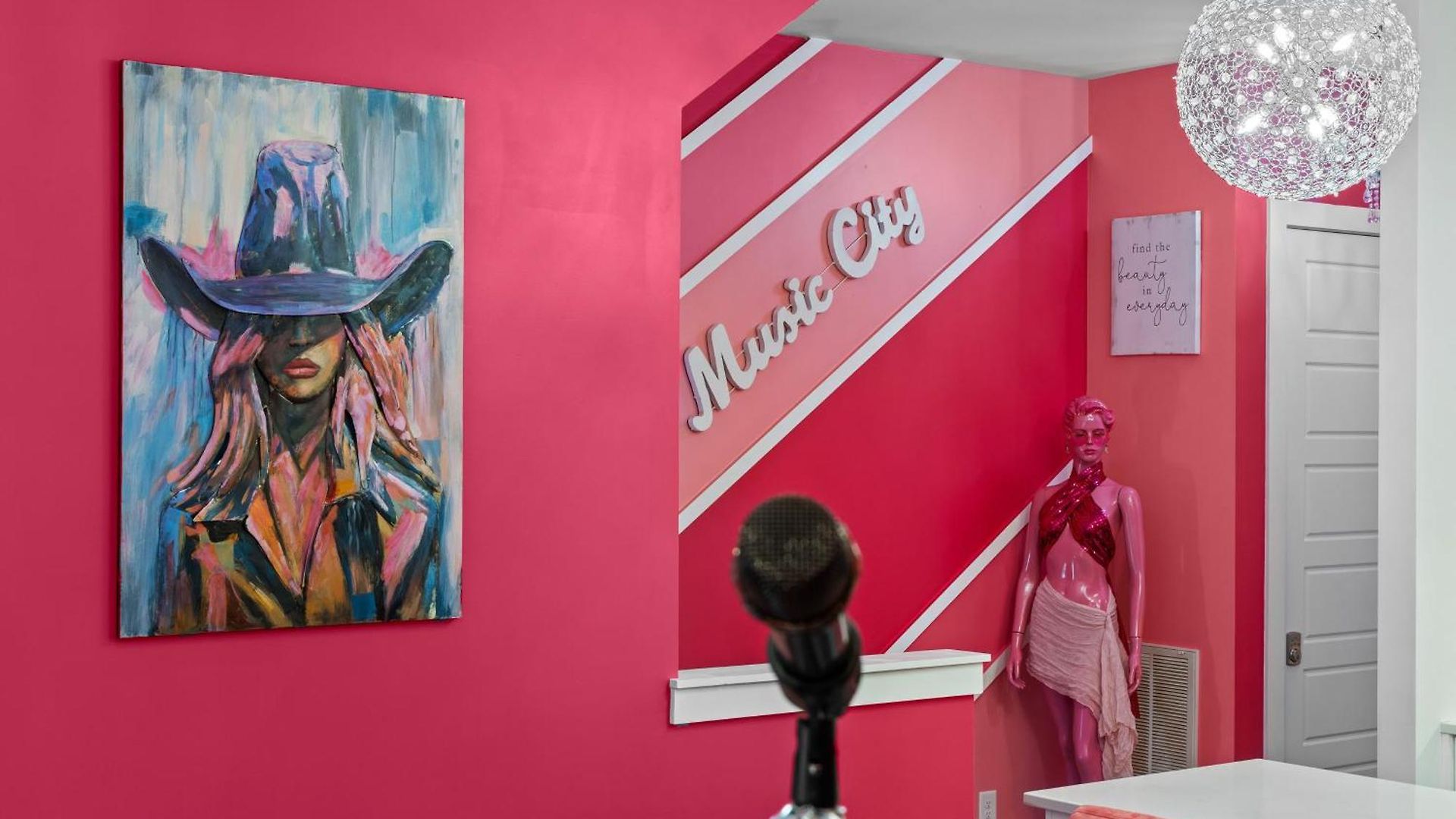 Pink Honky-tonk Karaoke Stage, Pink Glam & Bar Apartment *