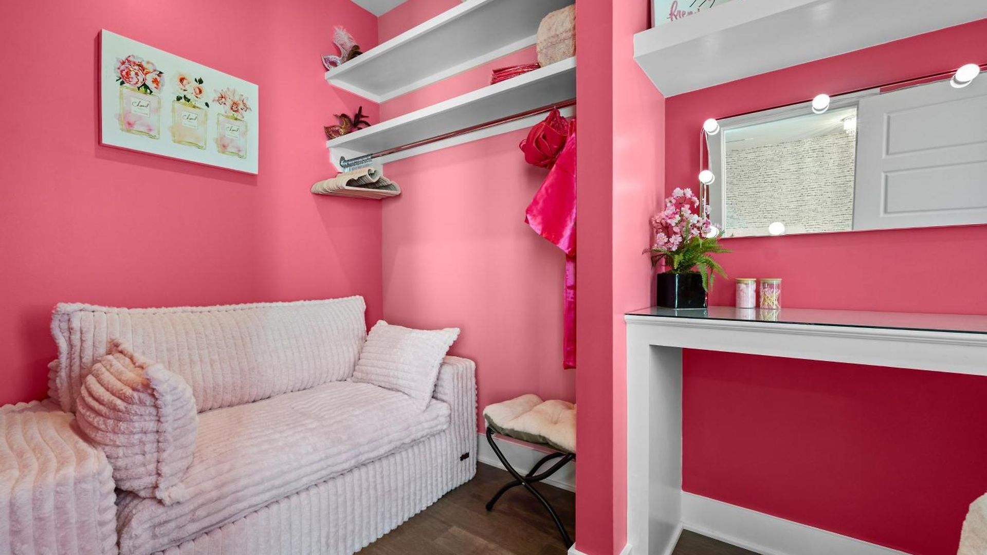 Pink Honky-tonk Karaoke Stage, Pink Glam & Bar * Nashville