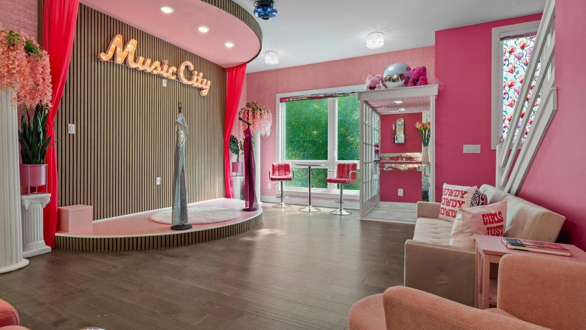 Pink Honky-tonk Karaoke Stage, Pink Glam & Bar Apartment