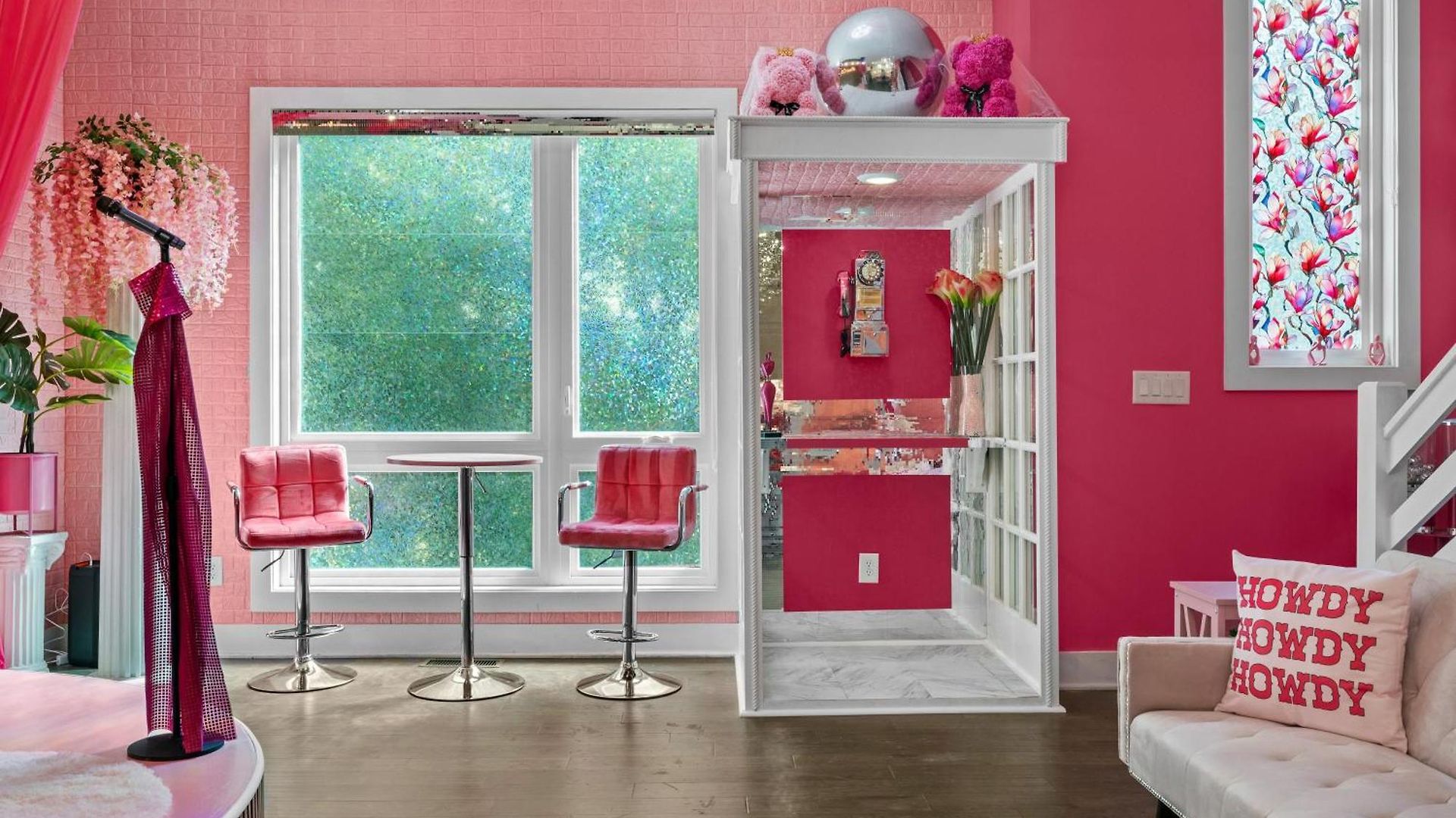 Pink Honky-tonk Karaoke Stage, Pink Glam & Bar * Nashville