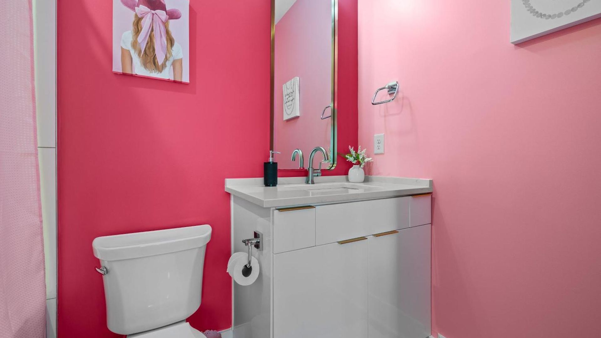 Pink Honky-tonk Karaoke Stage, Pink Glam & Bar Apartment *