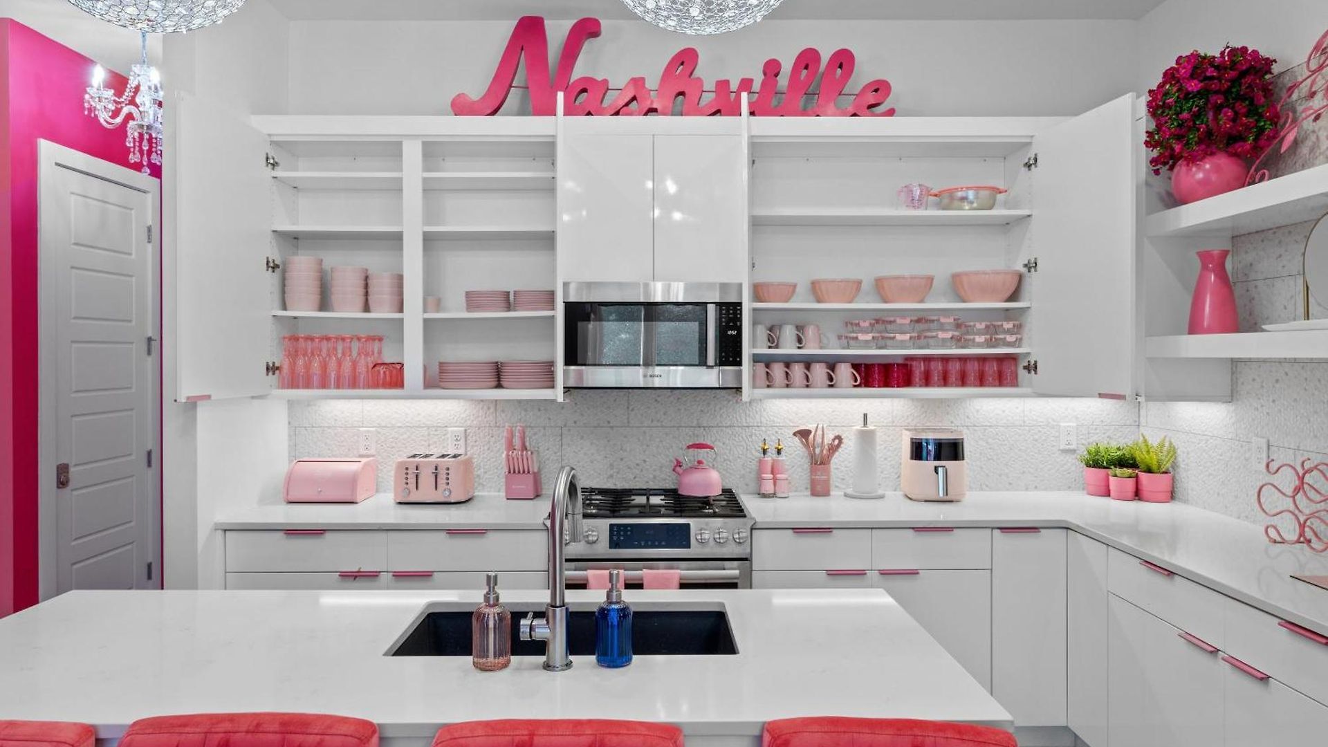 Apartment Pink Honky-tonk Karaoke Stage, Pink Glam & Bar *