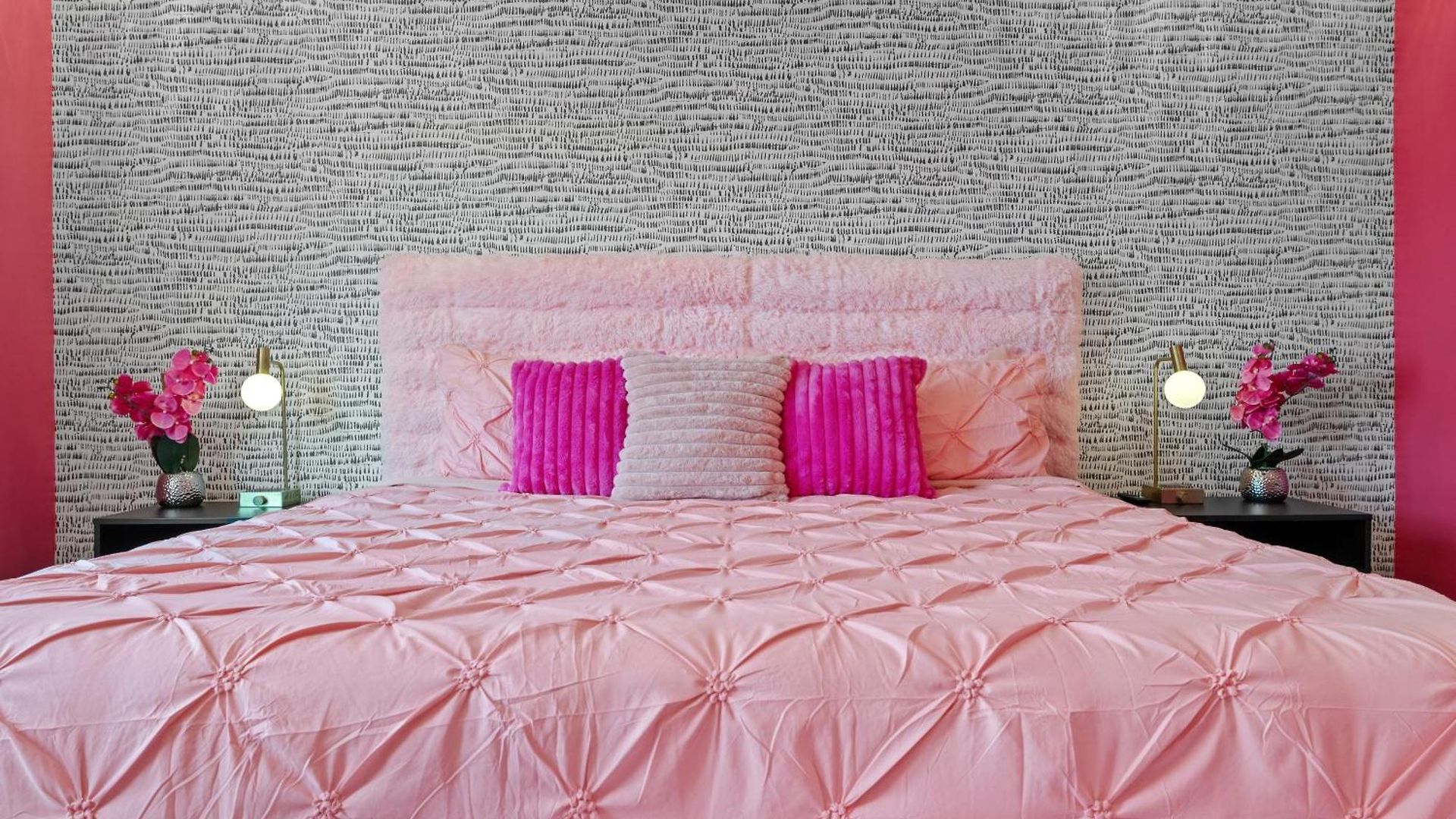 Pink Honky-tonk Karaoke Stage, Pink Glam & Bar Apartment Nashville