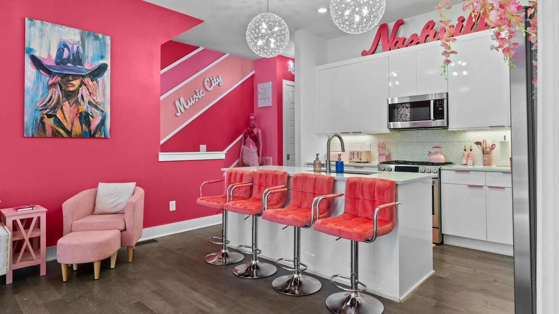 Pink Honky-tonk Karaoke Stage, Pink Glam & Bar * Nashville