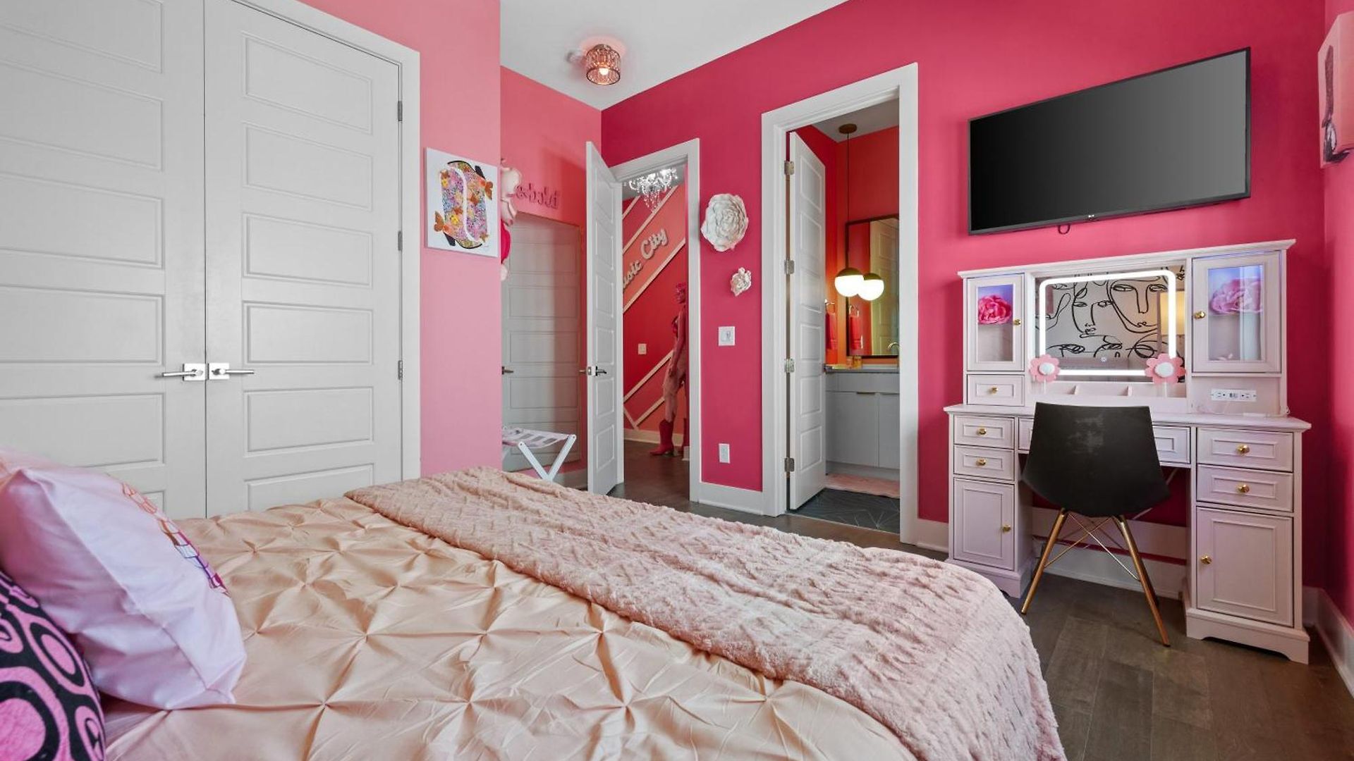 Pink Honky-tonk Karaoke Stage, Pink Glam & Bar