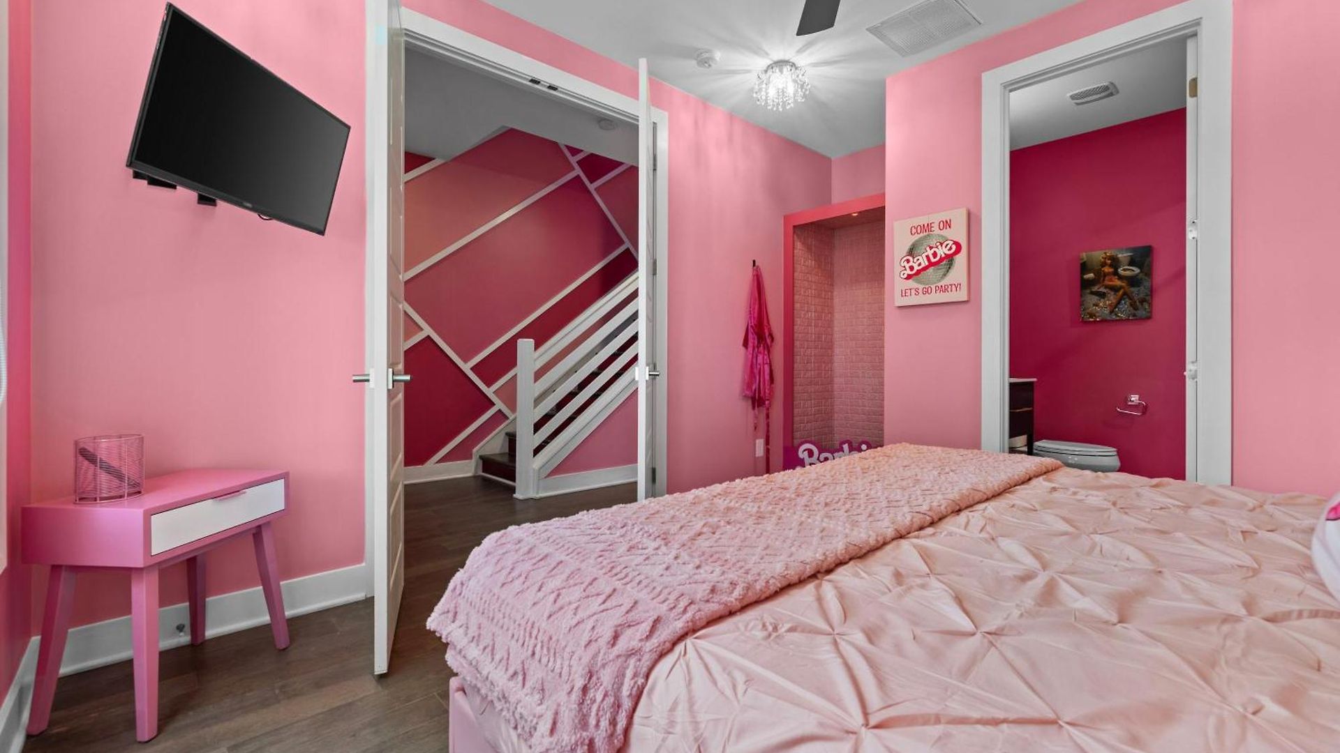 Apartment Pink Honky-tonk Karaoke Stage, Pink Glam & Bar
