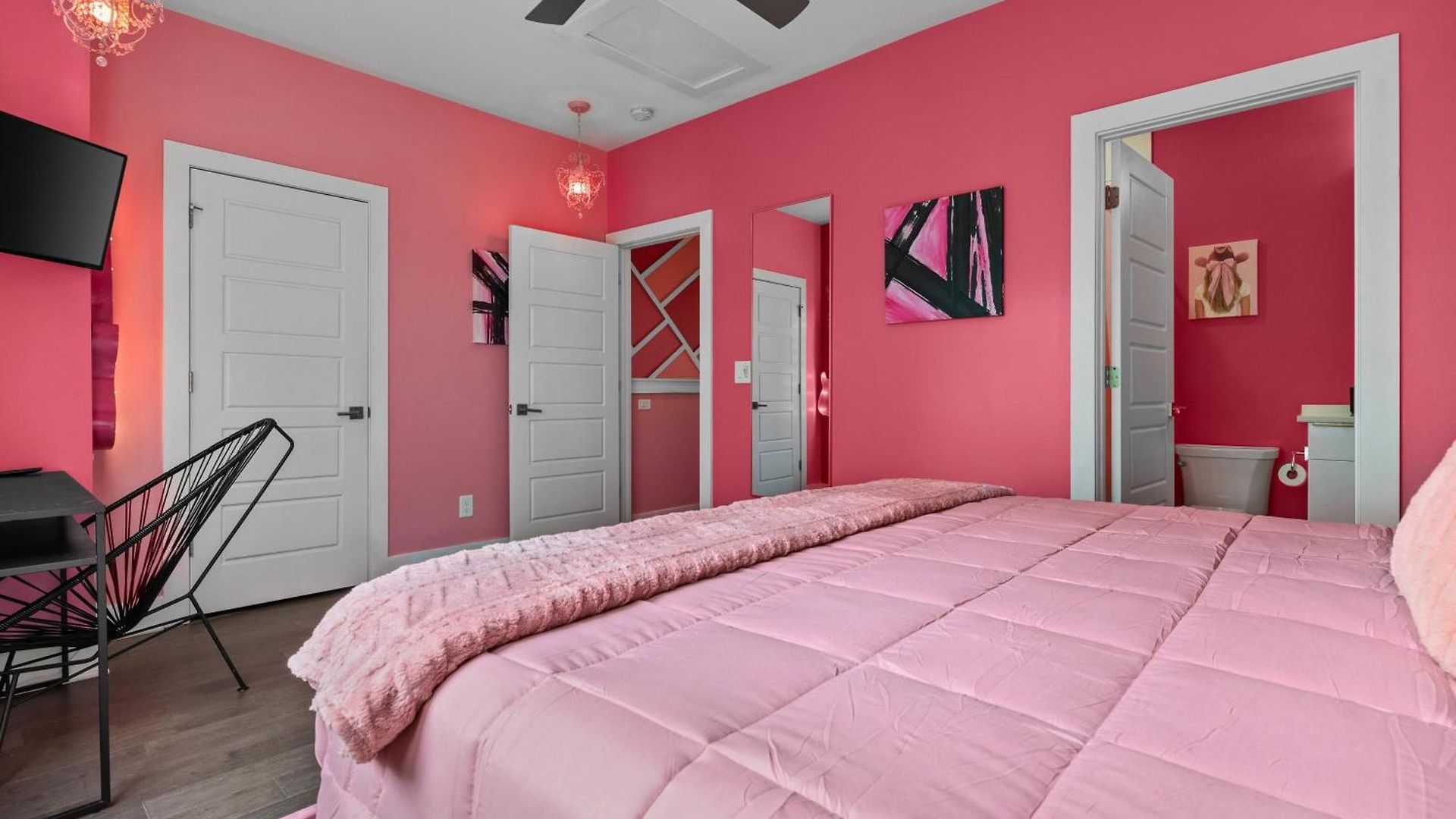 Apartment Pink Honky-tonk Karaoke Stage, Pink Glam & Bar