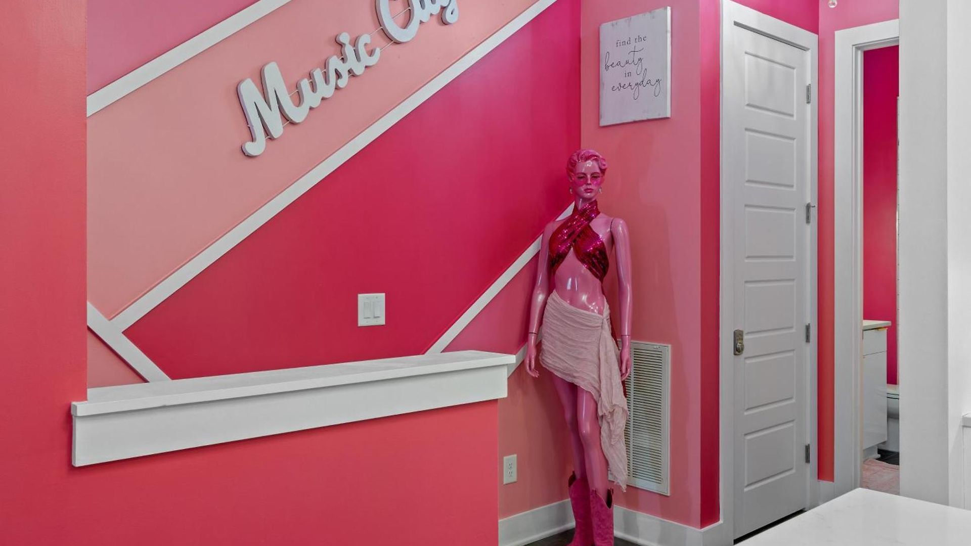 Pink Honky-tonk Karaoke Stage, Pink Glam & Bar Nashville