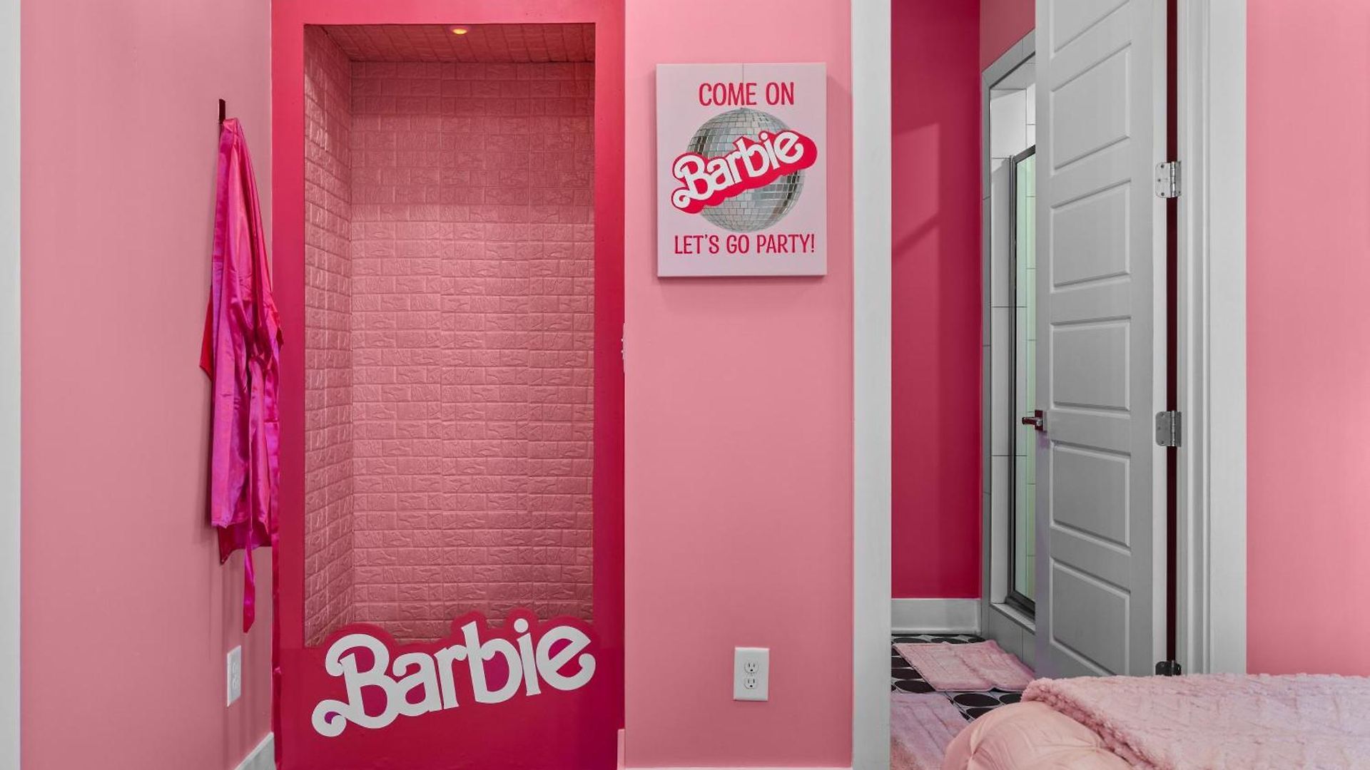 Pink Honky-tonk Karaoke Stage, Pink Glam & Bar * Nashville