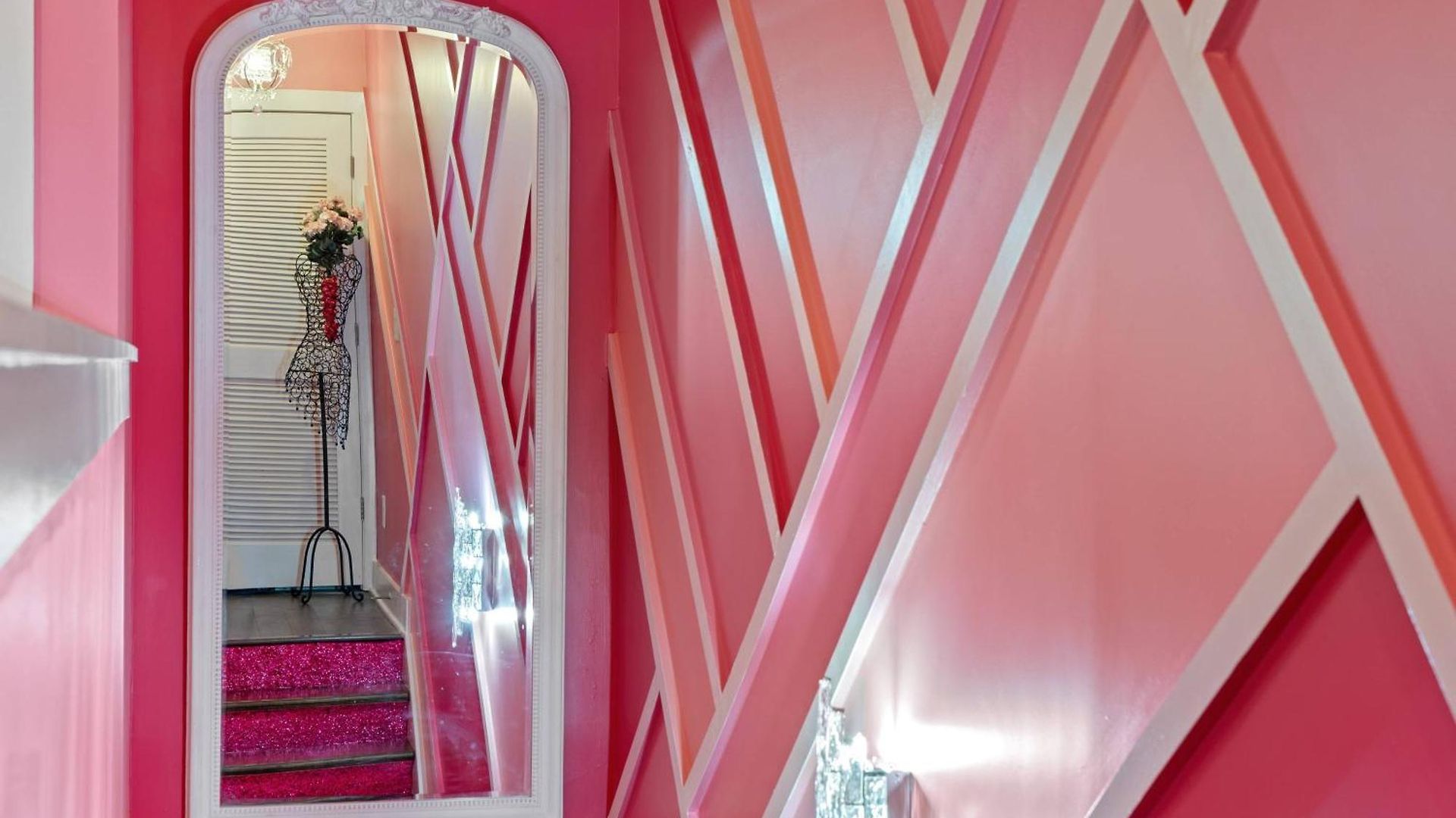 Pink Honky-tonk Karaoke Stage, Pink Glam & Bar