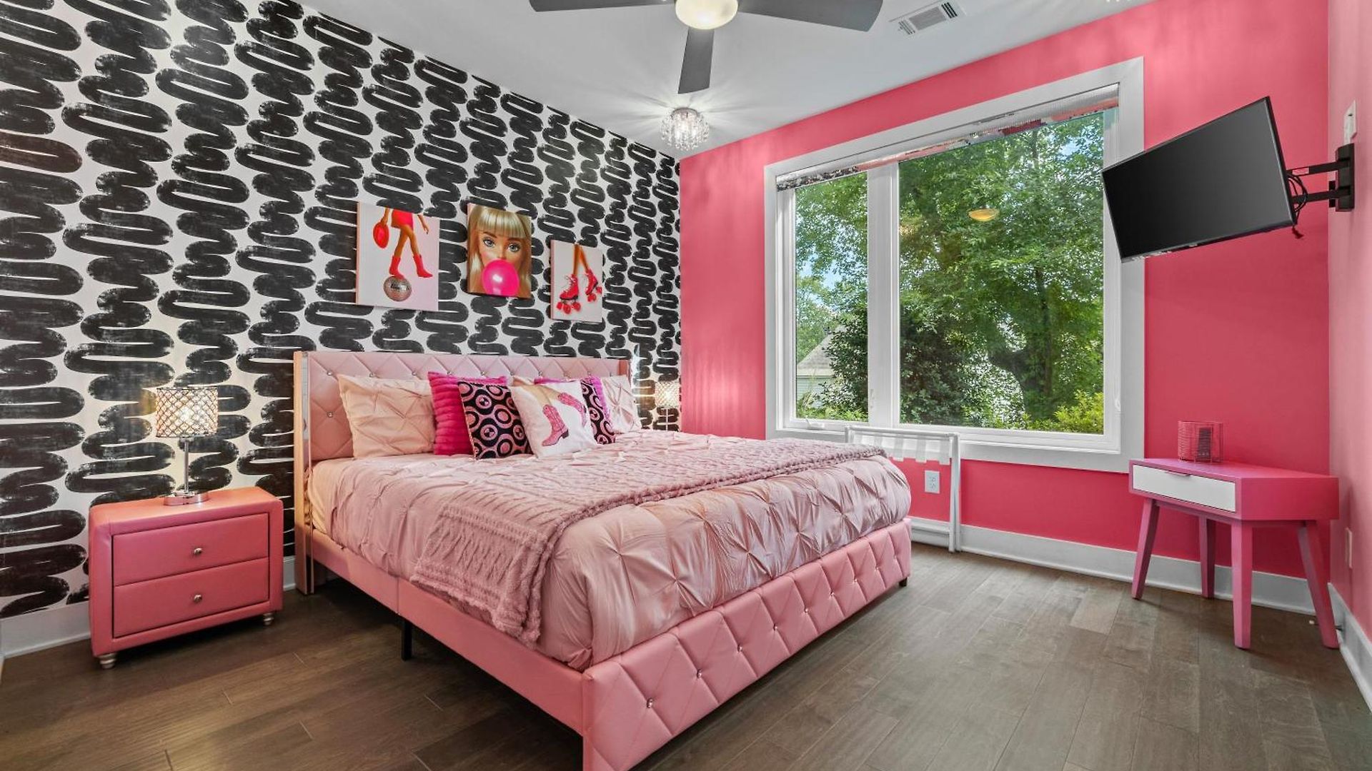 Pink Honky-tonk Karaoke Stage, Pink Glam & Bar Apartment *