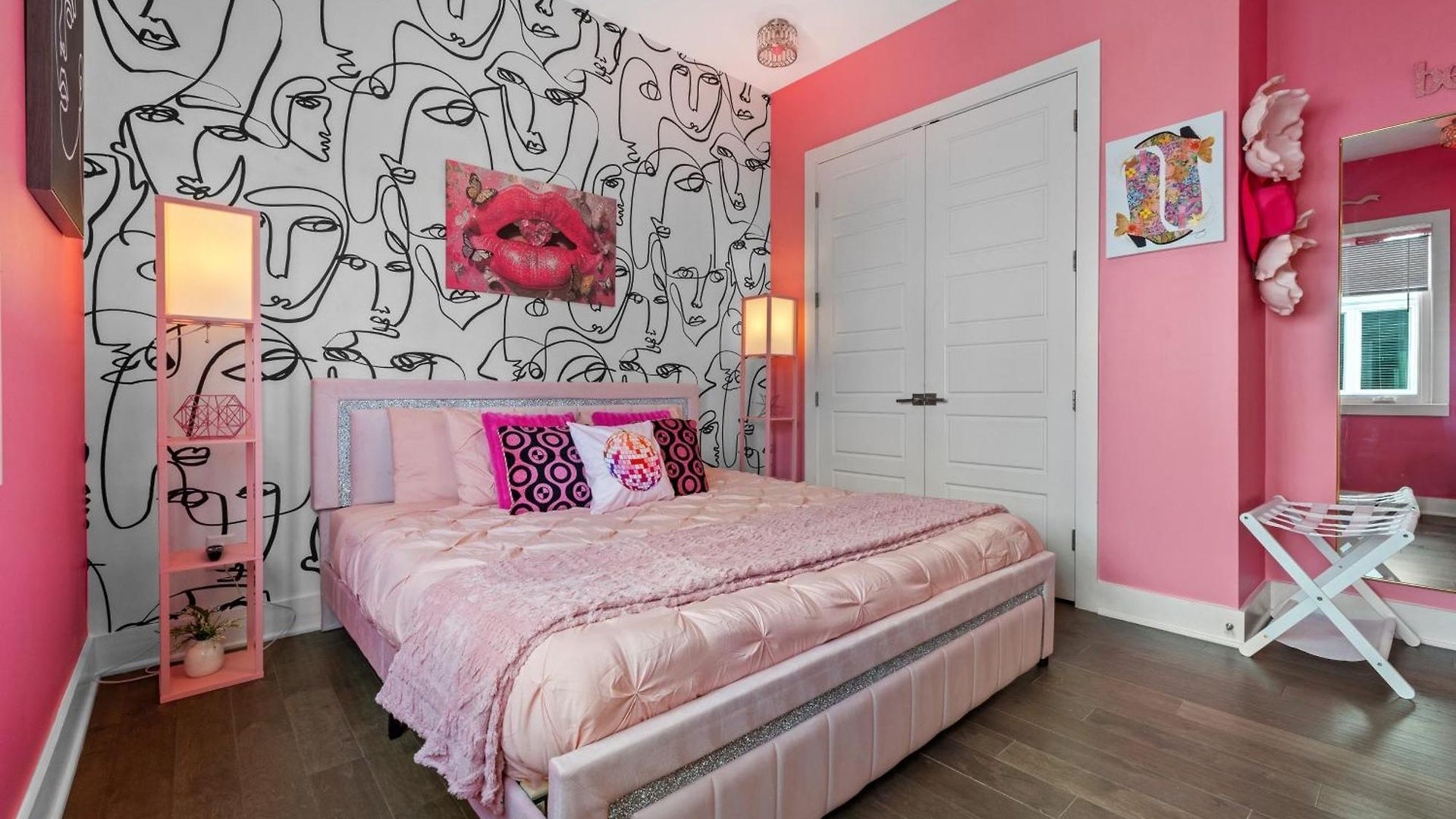 Pink Honky-tonk Karaoke Stage, Pink Glam & Bar Apartment