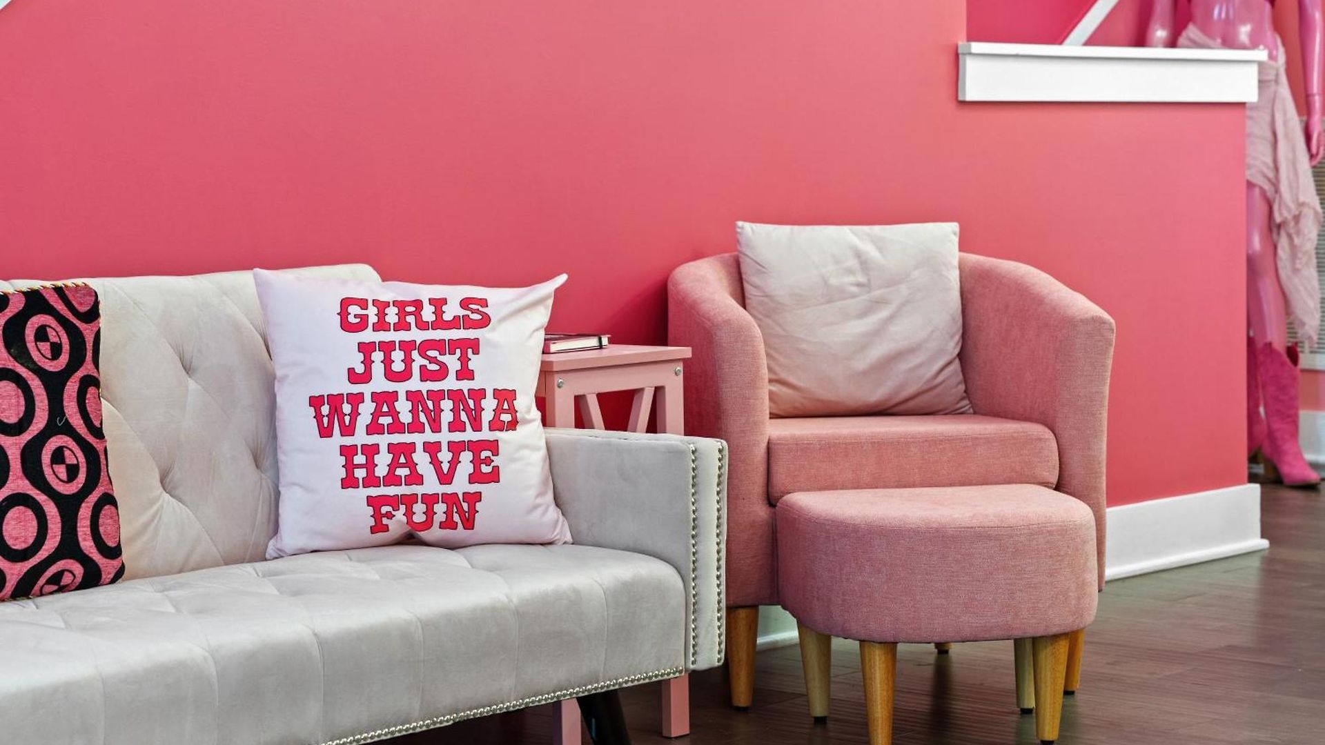 Apartment Pink Honky-tonk Karaoke Stage, Pink Glam & Bar