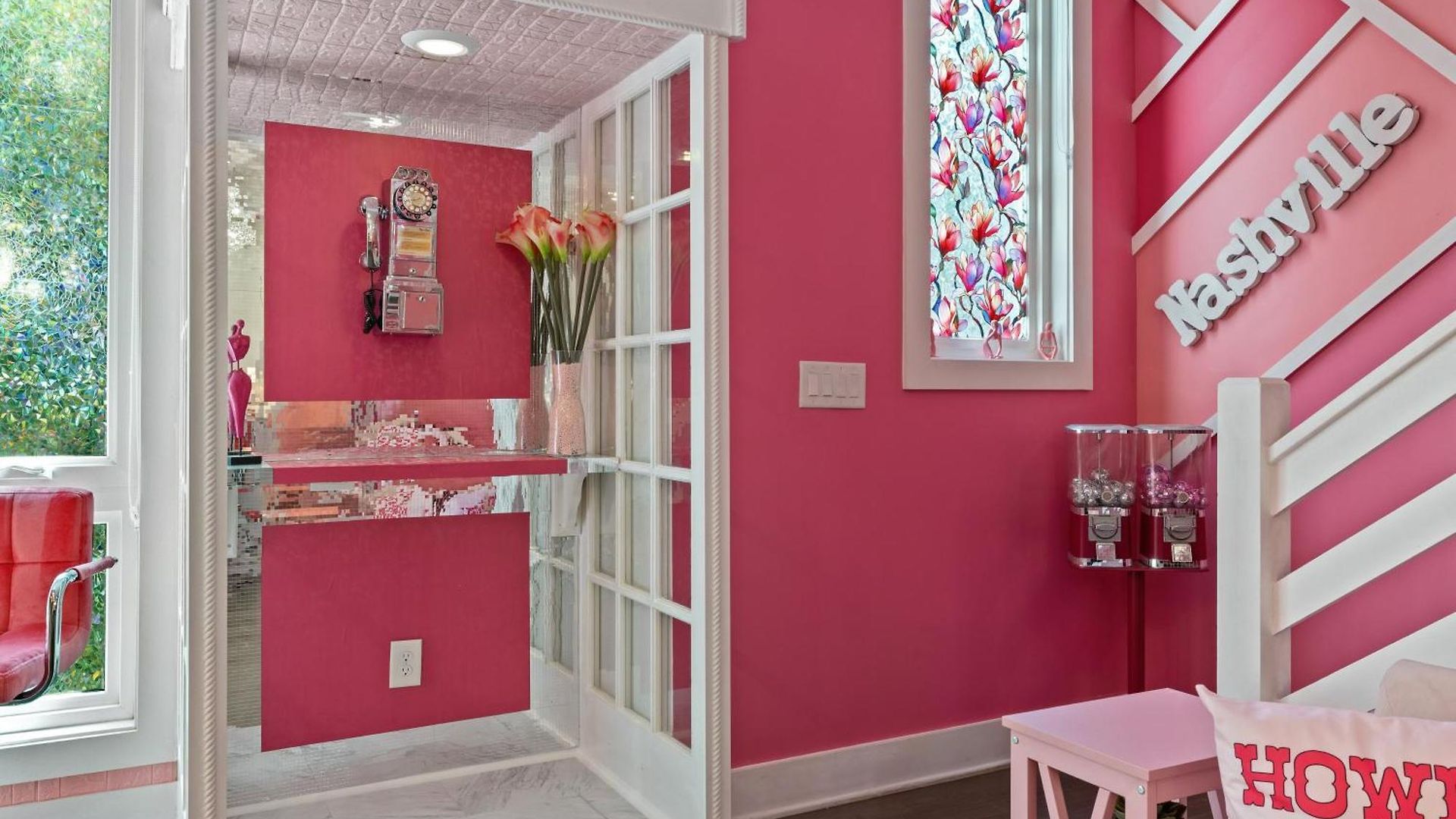 Pink Honky-tonk Karaoke Stage, Pink Glam & Bar Apartment Nashville