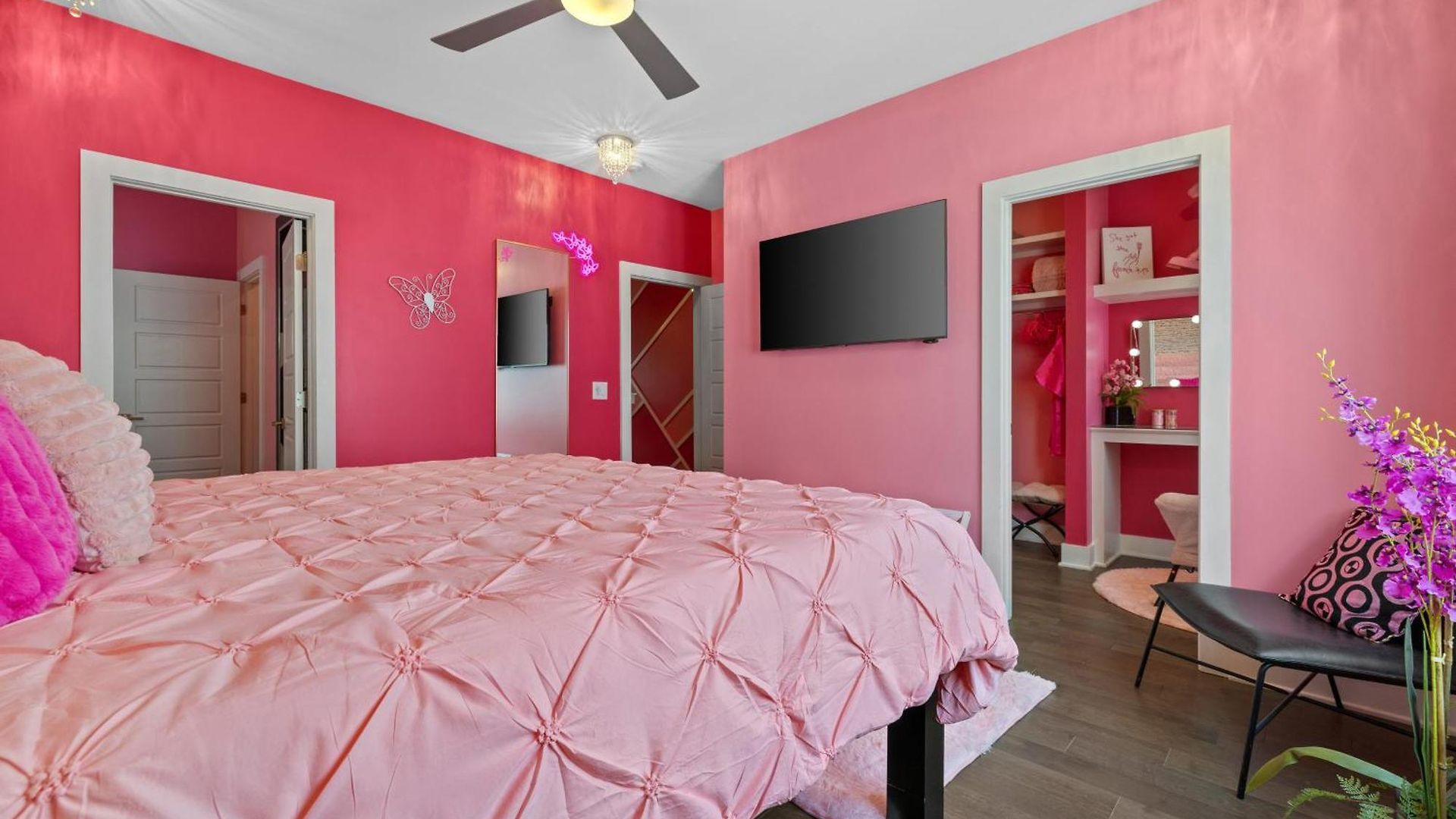 Apartment Pink Honky-tonk Karaoke Stage, Pink Glam & Bar Nashville