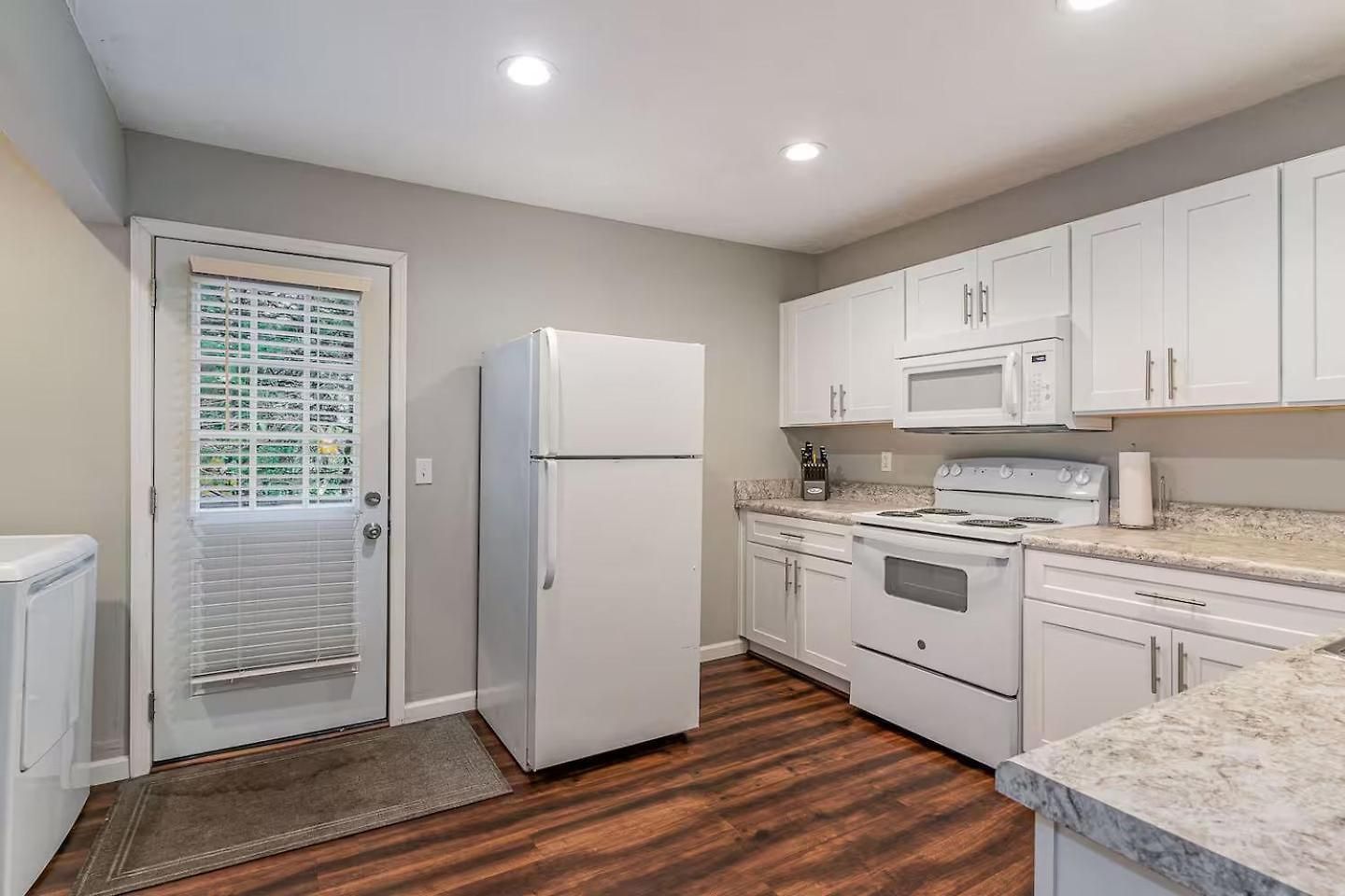 2 Units, Sleeps 16, Mins To Downtown - Airport