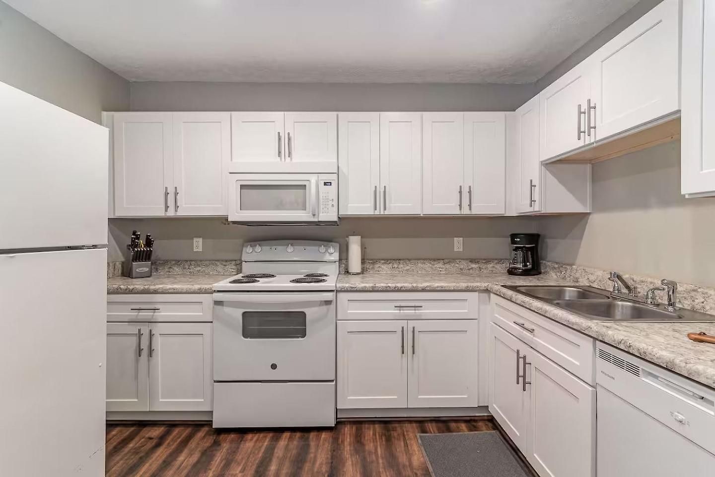 2 Units, Sleeps 16, Mins To Downtown - Airport