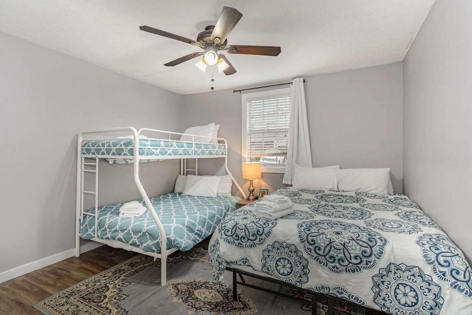 2 Units, Sleeps 16, Mins To Downtown - Airport Apartment *