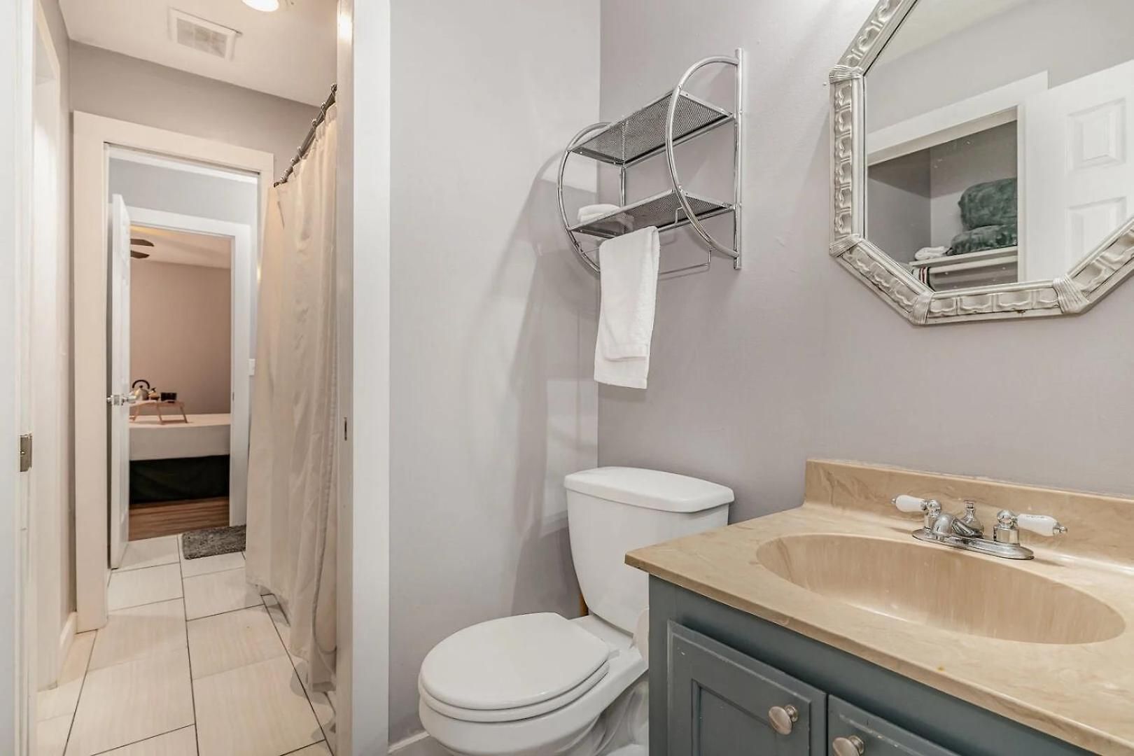 2 Units, Sleeps 16, Mins To Downtown - Airport Apartment *
