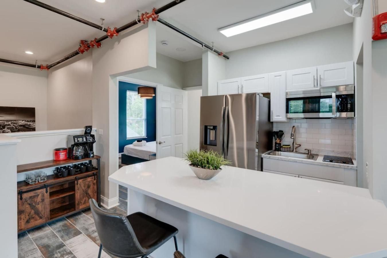 Modern Getaway Near Vandy Apartment *