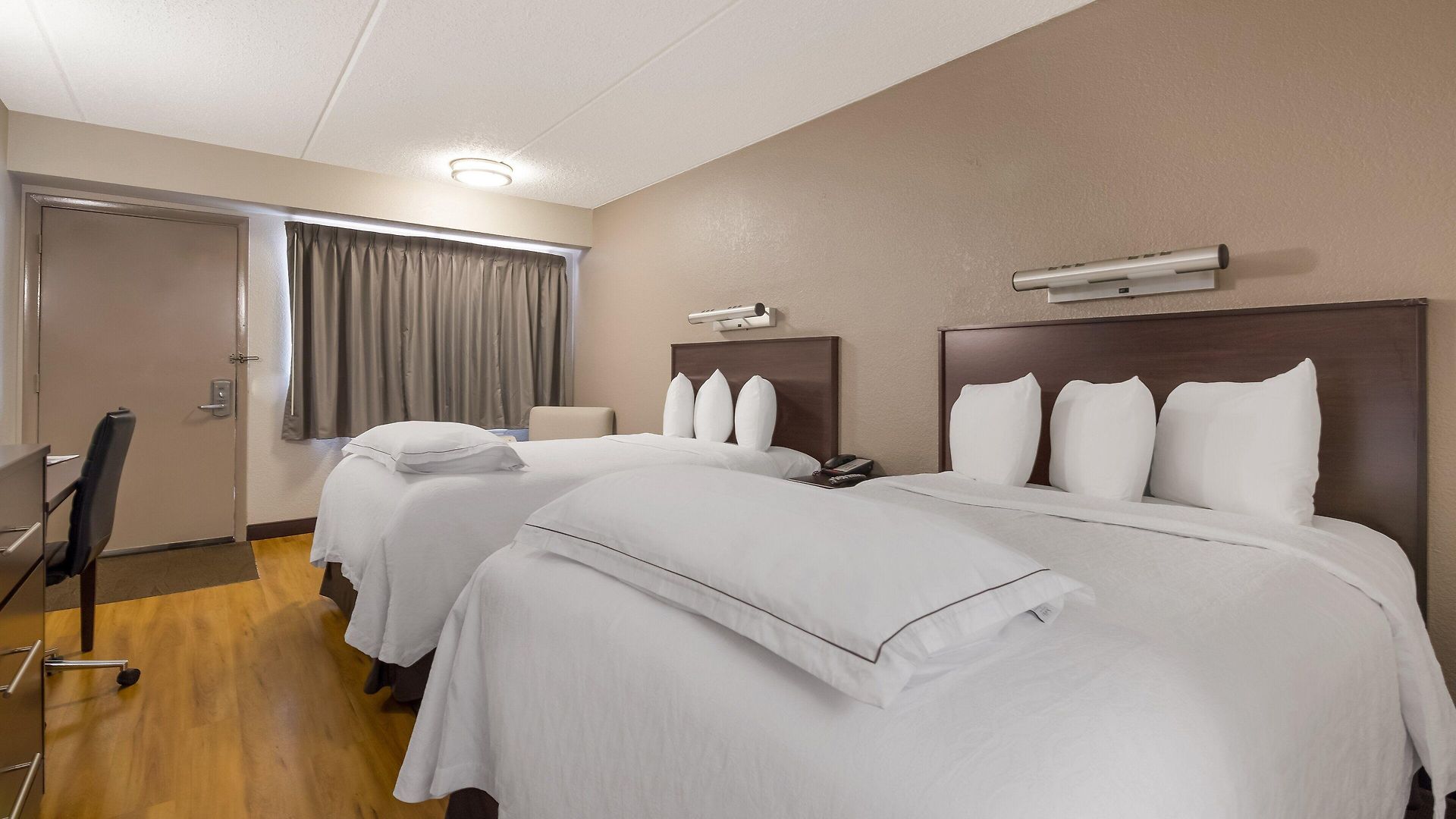 Hotel Red Roof Plus+ Airport 3*