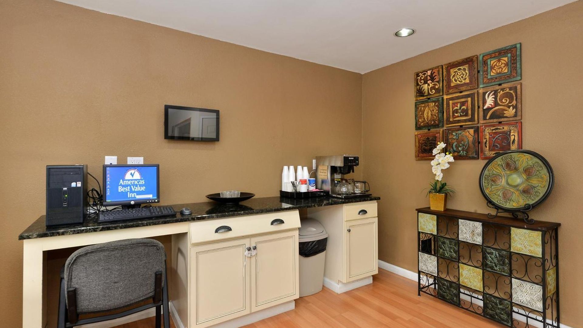 Motel Americas Value Near Downtown