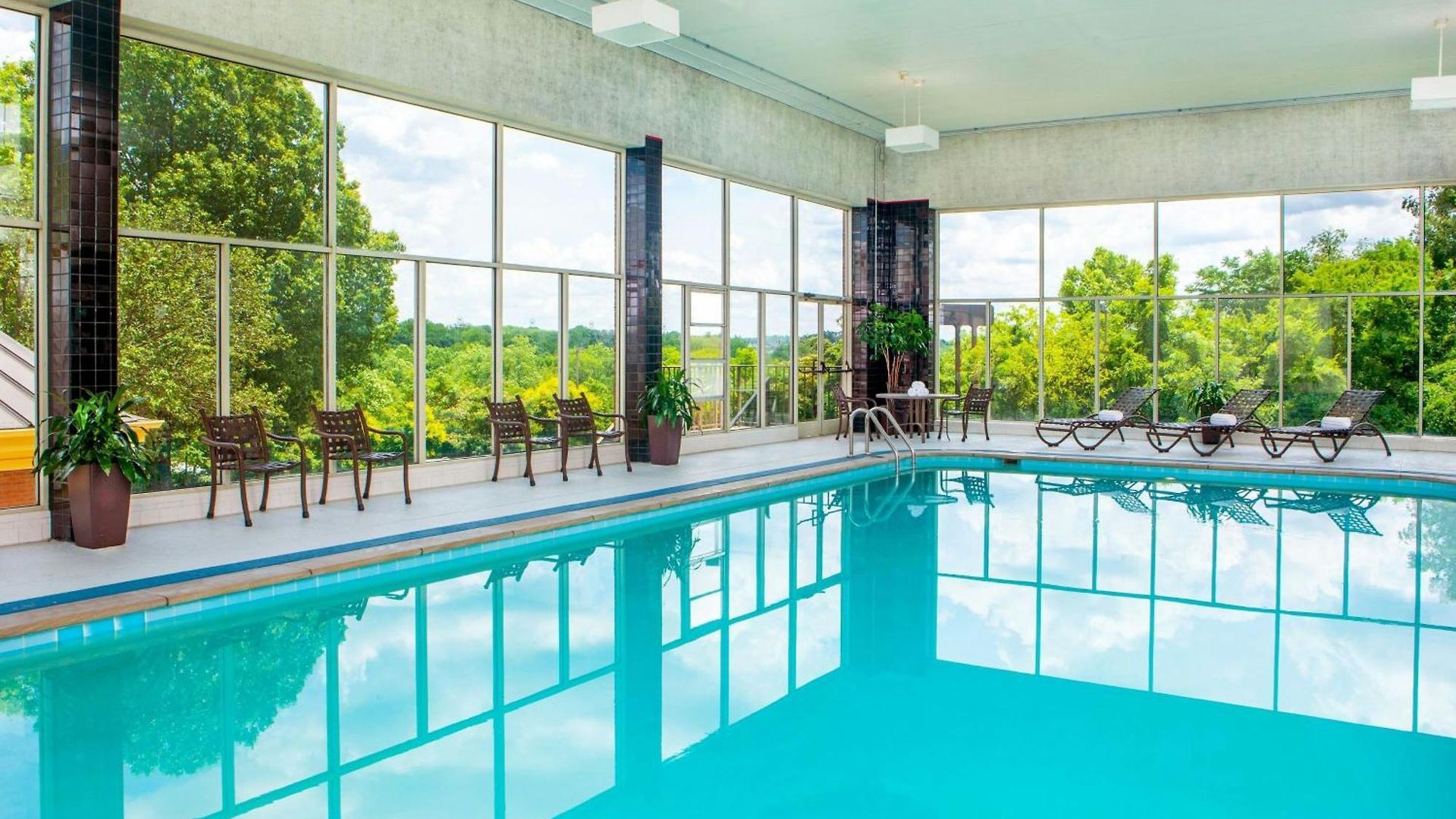 Sheraton Music Airport Hotel 4*