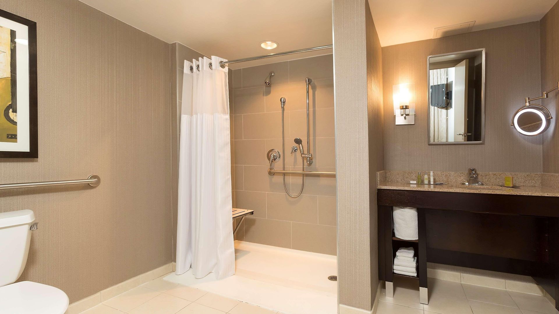 Doubletree By Hilton Airport Hotel