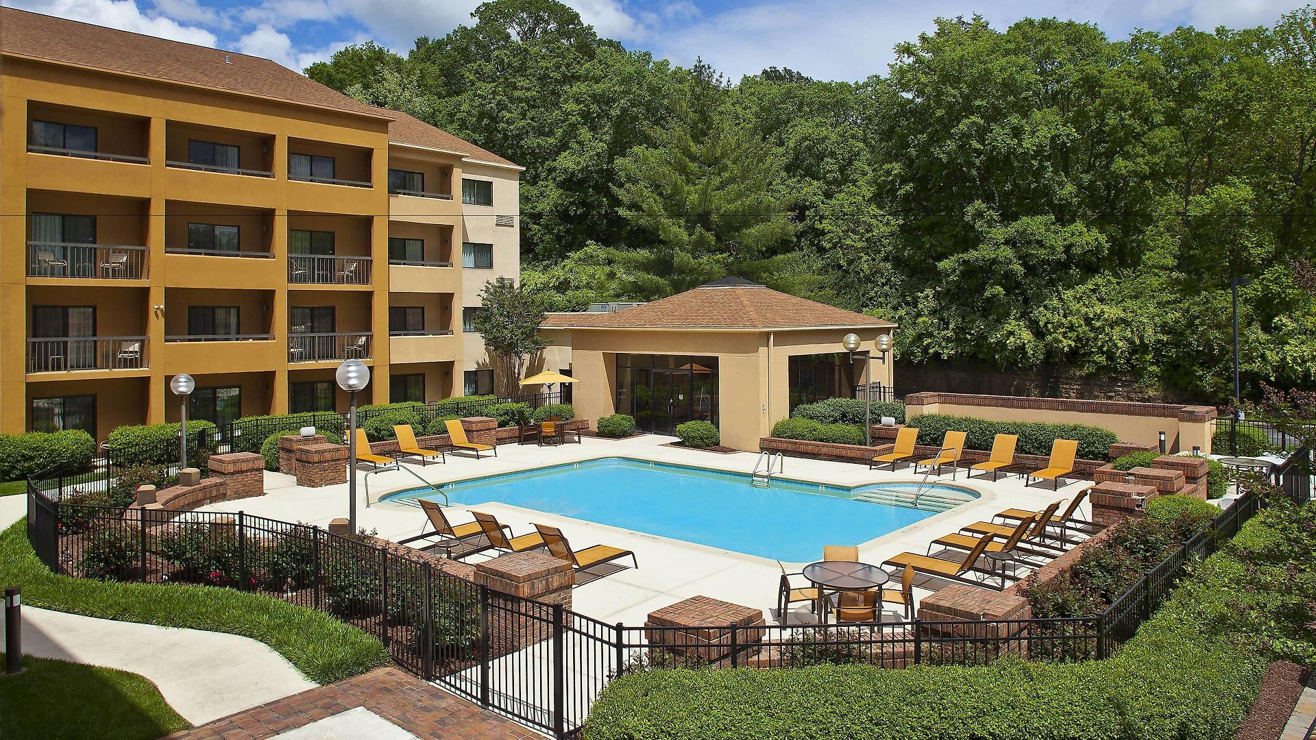 Courtyard By Marriott Airport