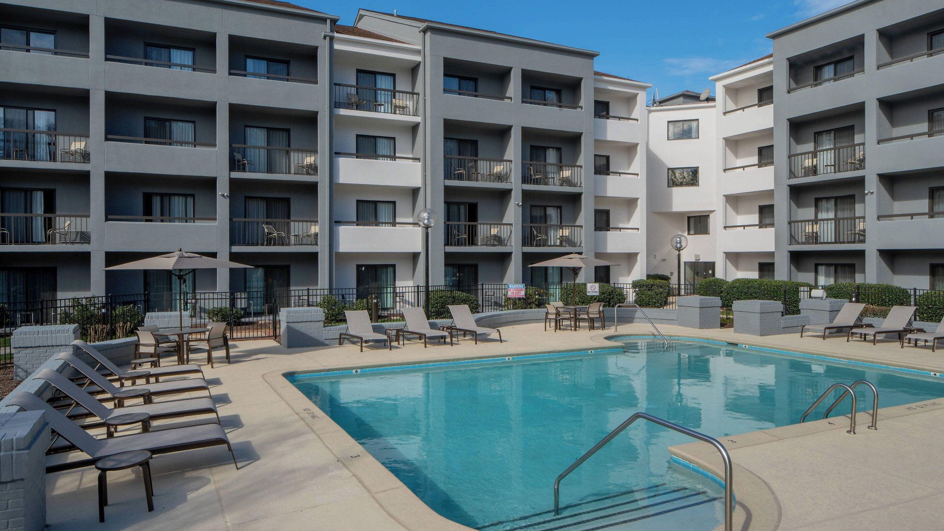 Courtyard By Marriott Airport Hotel