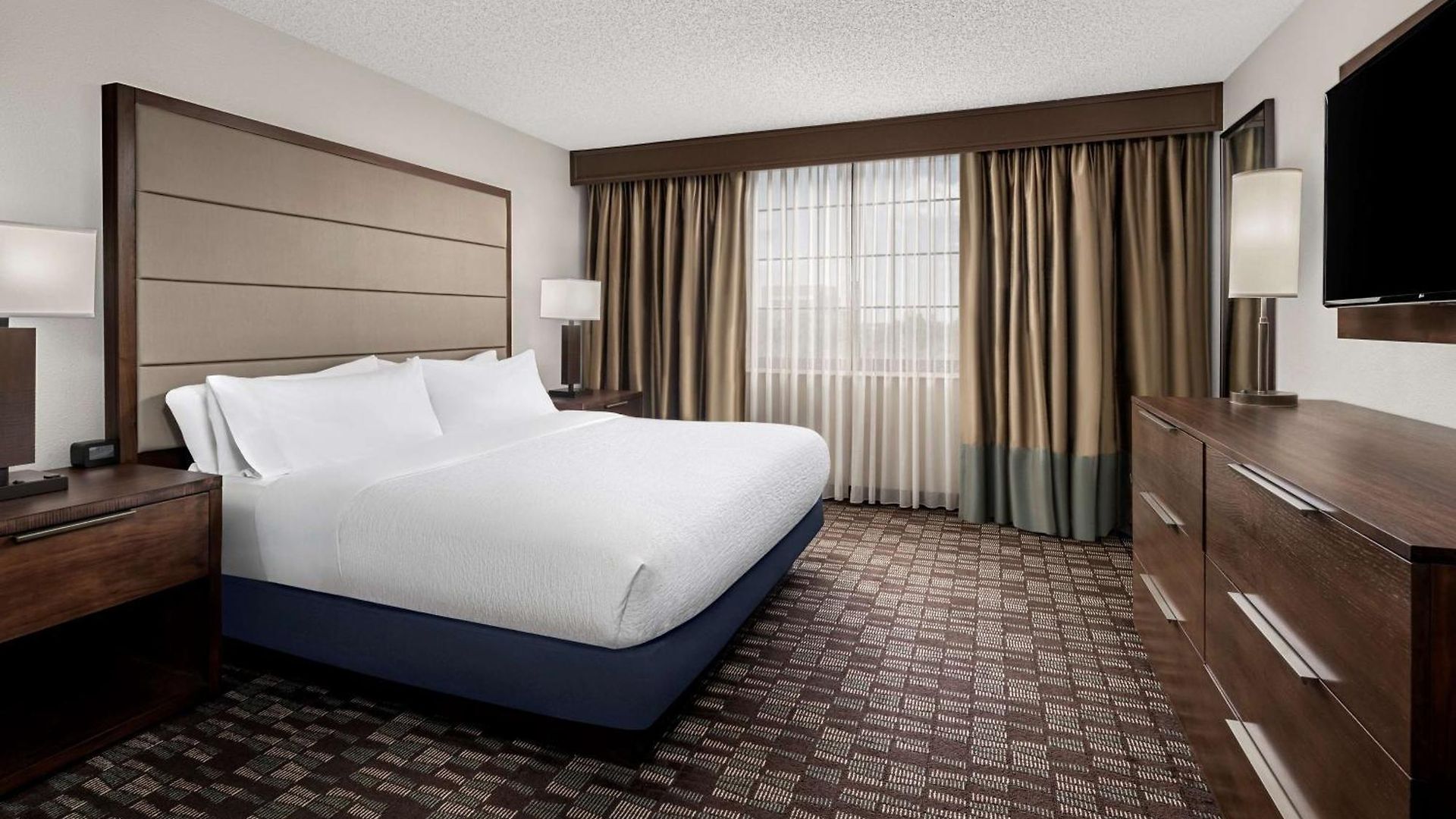Embassy By Hilton Airport 4*