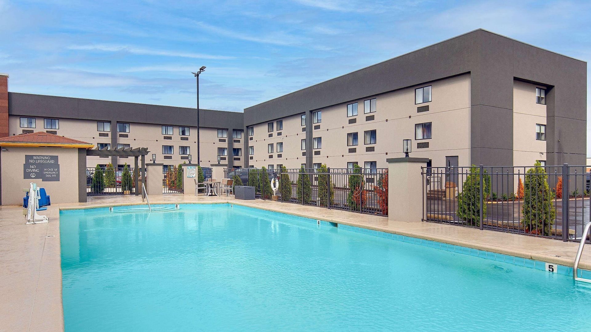 La Quinta By Wyndham Airport Hotel
