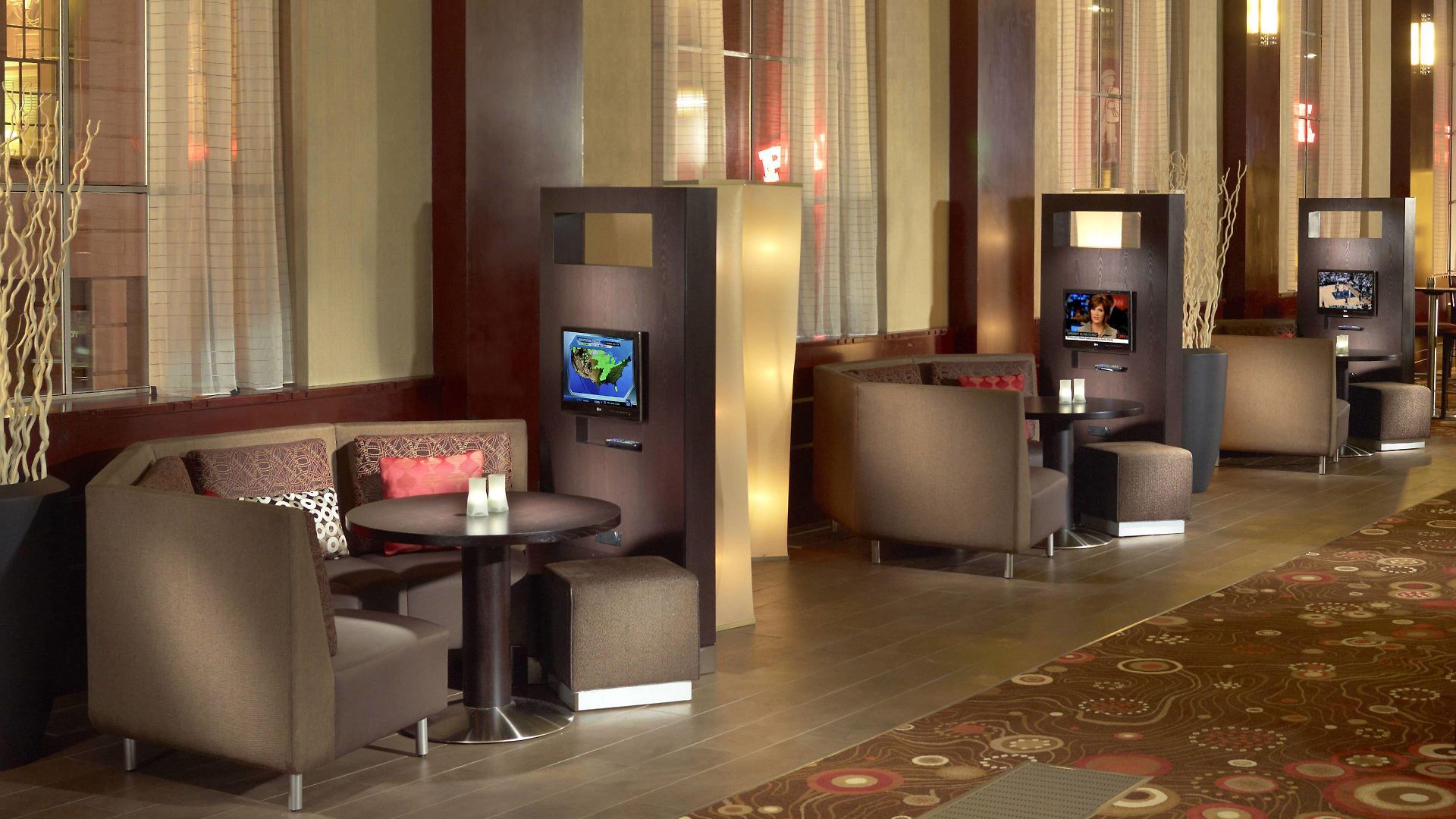 Courtyard By Marriott Downtown Hotel