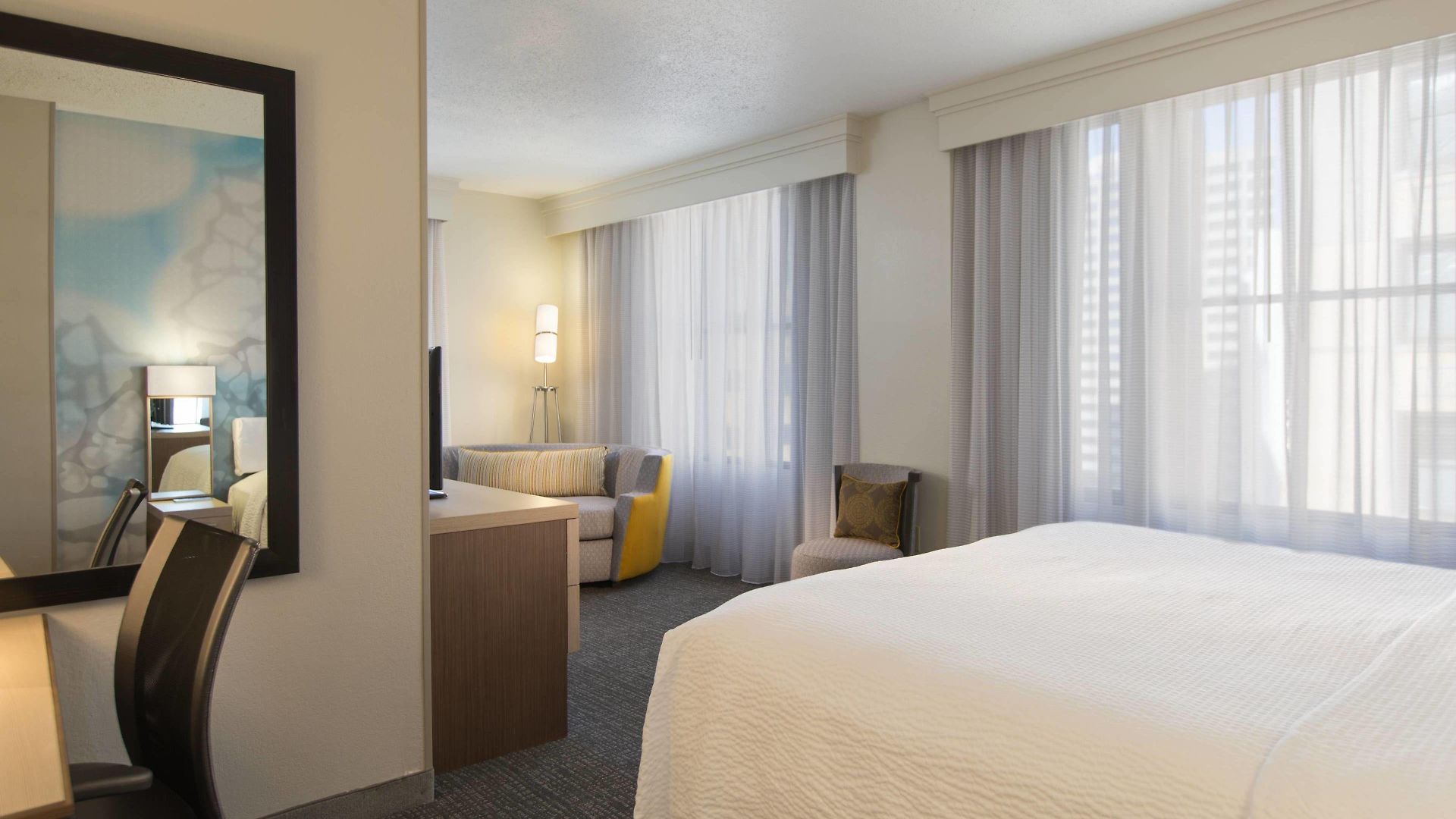 Courtyard By Marriott Downtown Hotel